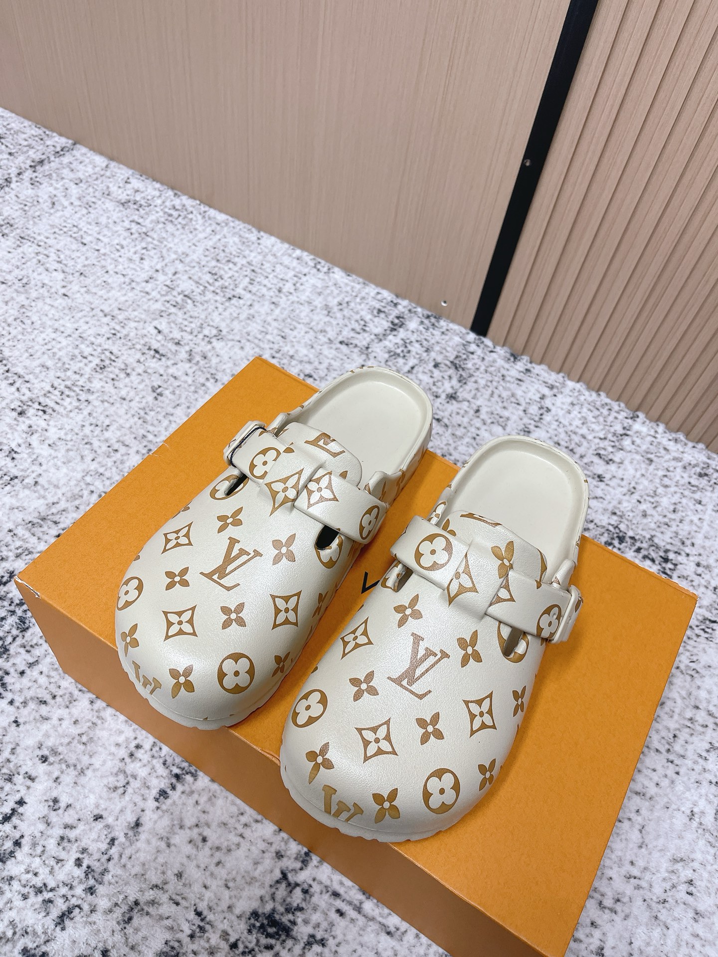 NO:788863,Top version Louis vuitto*Lv new couple slippers. LV slippers may like this style very much. Classic print with round toe shoe shape. The upper foot is cute and cute. Size35-44 (female 40.41 male 45, custom made and non-returnable), half drag, louis vuitton, louis vuitton, slippers19860909顶级版本 Louis vuitto*Lv 新品情侣款拖鞋  LV拖鞋党应该是很喜欢这个调调了 经典印花配圆头圆脑的鞋型 上脚可可爱爱 Size35-44（女40.41男45定做不退换）,半拖,louis vuitton,louis vuitton,slippers,Women's Shoes