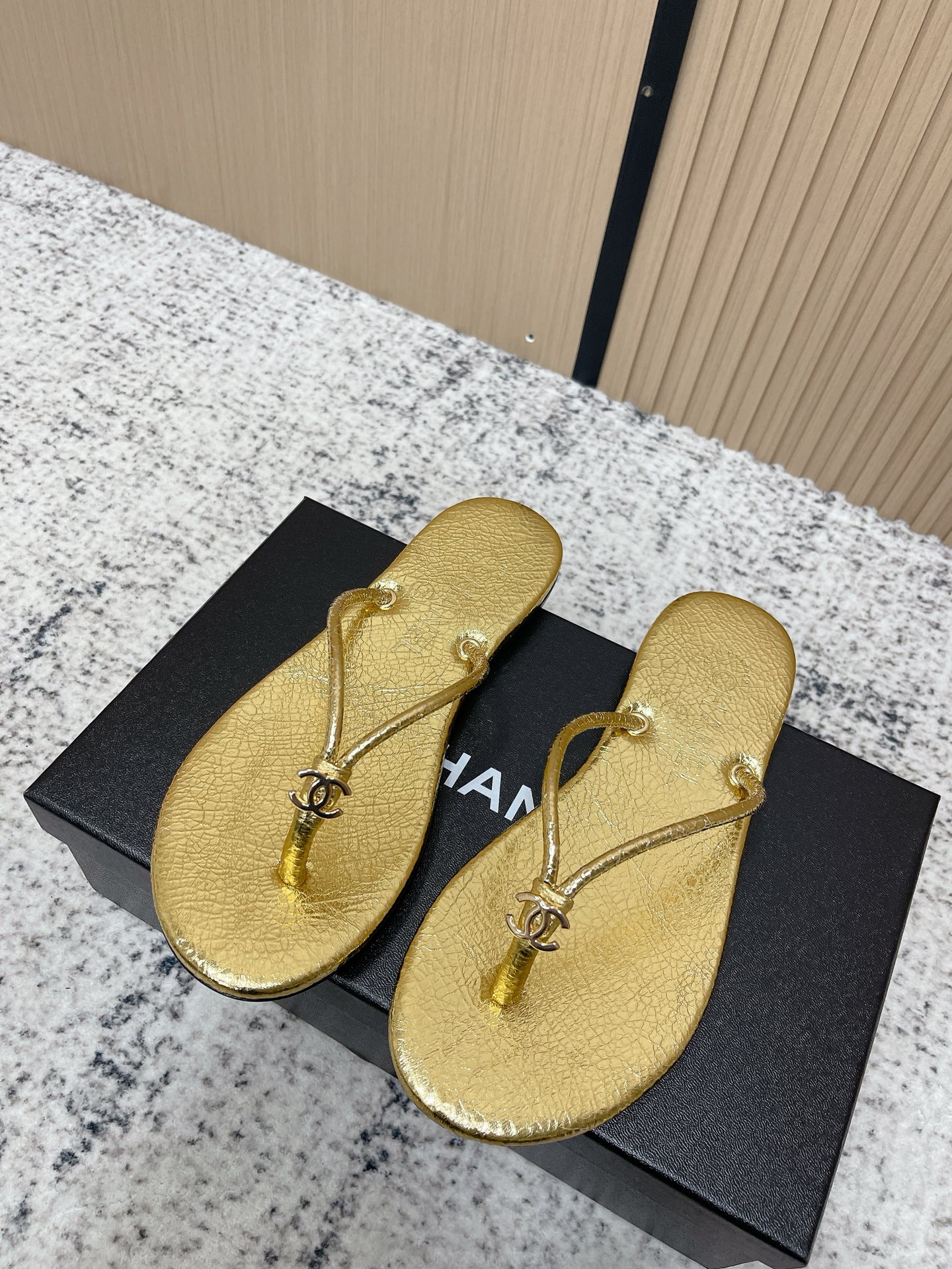 NO:788880,Top version 2026 spring and summer new Chanel Chanel Xiaoxiang 26S classic double C buckle flip-flops, a must-have flat-soled flip-flops in summer. The classic double C metal buckle is embellished at the flip-flop, which is the core symbol of brand recognition; the insole is embossed with the word CHANEL, with exquisite details. The flat-bottom design is super comfortable for daily wear, and the flip-flop style is breathable. It is versatile with skirts or jeans in summer!  The soles are lightweight and can be easily used for commuting and vacationing. They are fashionable and practical~ Upper sheepskin/cowhide, inner sheepskin for foot pads, soles original molded rubber outsole, size 35-39 (40.41. Customized, non-returnable), split-toe shoes, chanel, chanel, slippers, skirts, jeans, cowhide, sheepskin19860909顶级版本 2026春夏新款Chanel香奈儿 小香26S 经典双C扣夹脚凉拖鞋夏日必备平底夹趾人字拖鞋 夹脚处点缀经典的双C金属扣,是品牌辨识度的核心符号；鞋垫压印CHANEL字样,细节精致.平底设计,日常穿超舒适,夹趾款式透气,夏天搭裙装或牛仔裤都很百搭！鞋底轻便,通勤、度假都能轻松驾驭,时尚实用两不误～ 鞋面羊皮/牛皮 内里垫脚羊皮 鞋底原版开模橡胶大底 码数35-39（40.41.定做不退换）,分趾鞋,chanel,chanel,slippers,skirts,jeans,cowhide,sheepskin,Women's Shoes