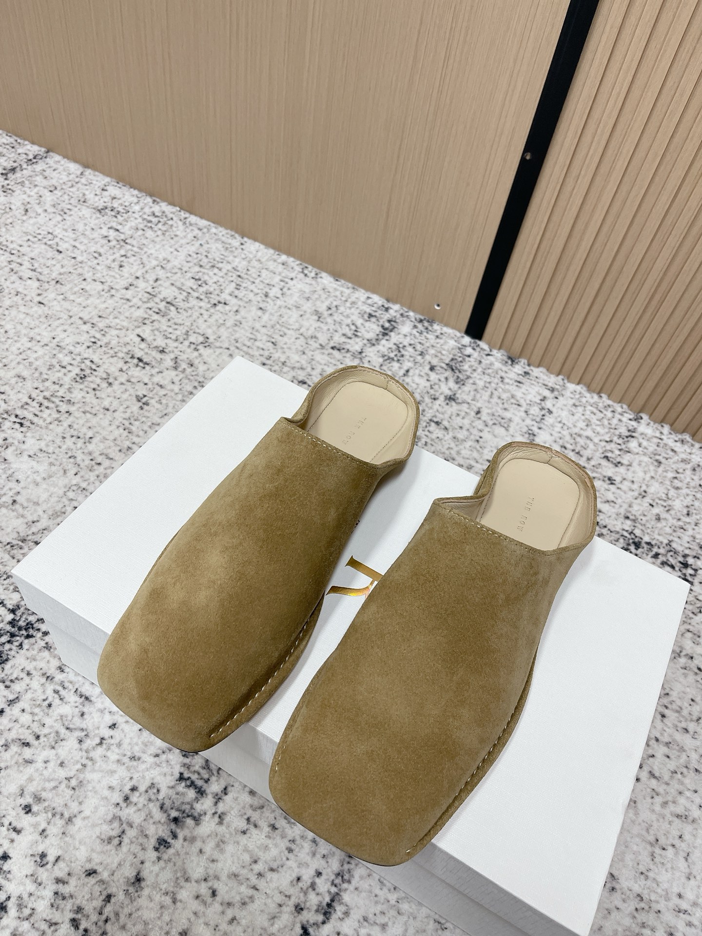 NO:788878,Purchasing agent TheRo*26s new spring and summer minimalist suede Mule slippers and toe-cap slippers are worthy of being therow!  Always a representative of minimalist and lazy style, shoes are always designed with comfort in mind, making the wearer care more about their own feelings rather than the eyes of the outside world!  Focus on yourself!  The suede surface is softer, and the thong style is also very comfortable!  !  Material: cowhide, Nie Li original leather outsole, shoe size 35-39 (40.41 customized, non-returnable), half drag, slippers, cowhide, Leather soles19860909代购级 TheRo*26s春夏新款 极简绒面 穆勒拖 包头拖鞋 不愧是therow！永远是极简慵懒感的代表,鞋子永远以舒适度为主的设计,让穿着者更在乎自身感受,而非外界的目光！专心做自己！绒面更加柔软,夹趾款也非常舒适的哦！！ 材质牛皮 聂力原版真皮大底 鞋码35-39（40.41定制不退换）,半拖,slippers,cowhide,Leather soles,Women's Shoes