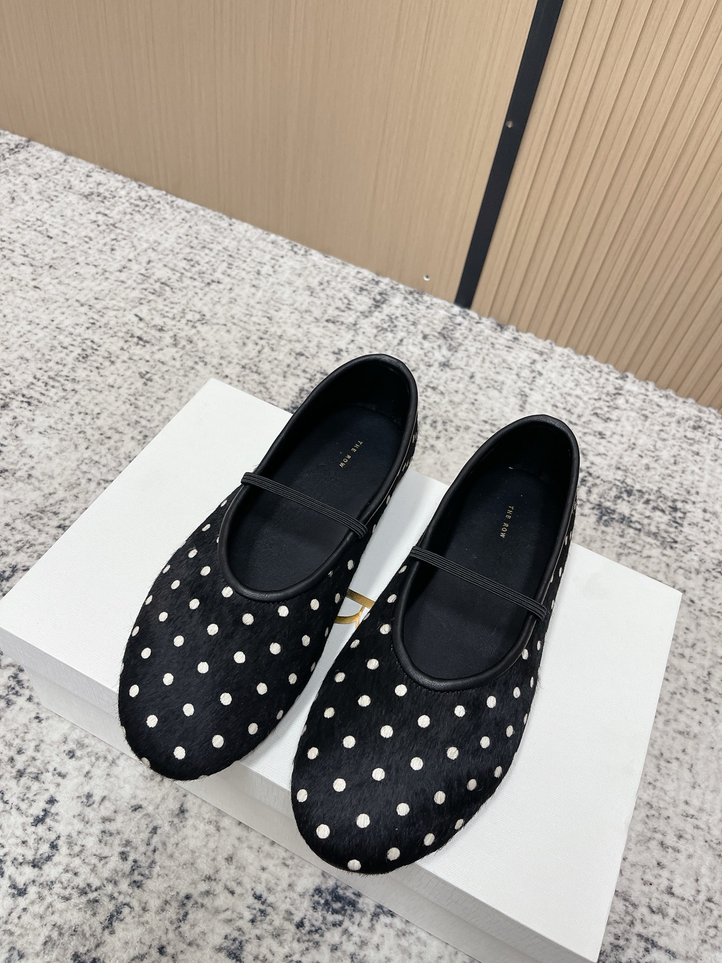 NO:788876,Purchasing agent level The row26SS early spring new horse hair ballet retro Mary Jane French retro style Mary Jane shoes, black and white polka dot design is super classic, satin or horse hair material, full of luster, round toe shallow mouth + one-word strap, elegant and practical, flat soft bottom is super comfortable, OK for commuting and shopping!  The polka dot elements are retro and eye-catching, and can be worn with skirts and jeans, so you can easily switch between multiple styles ~ Some styles also have inner heightening, making you look taller and slimmer, making them a versatile item for spring and summer!  Size 35-39 (40.41 custom-made, non-refundable), ballet shoes, mary jane, skirts, jeans19860909代购级 The row26SS早春新款马毛芭蕾舞复古玛丽珍 法式复古风波点玛丽珍单鞋,黑白波点设计超经典,缎面或马毛材质,光泽感满满 圆头浅口+一字带,优雅又实用,平底软底超舒适,通勤逛街都OK！ 波点元素复古耐看,裙装牛仔裤都能搭,轻松切换多种风格～部分款式还有内增高,显高又显瘦,是春夏百搭神器！ Size 35-39（40.41定做不退换）,芭蕾舞鞋,mary jane,skirts,jeans,Women's Shoes