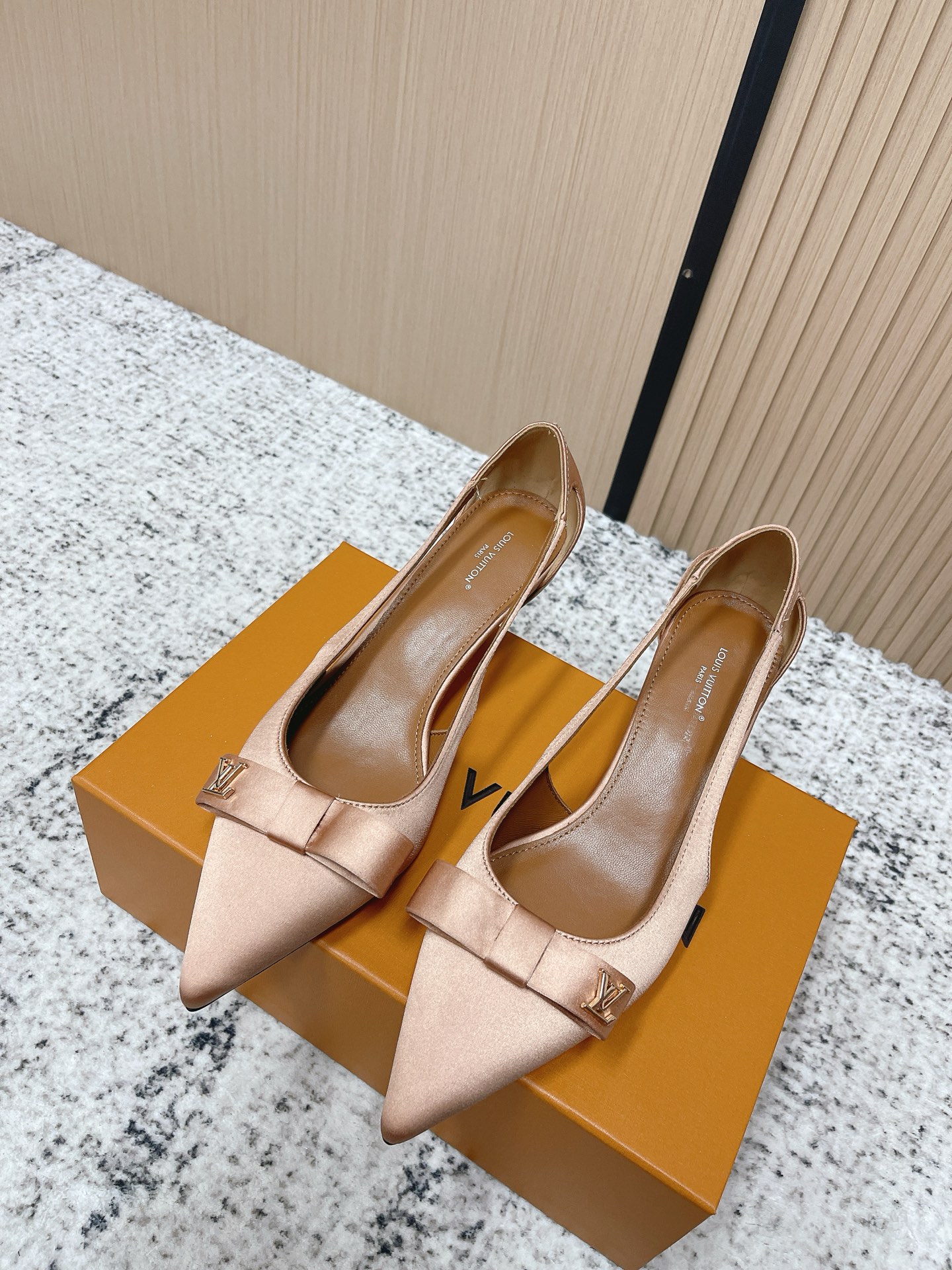 NO:788952,Top version LV bow stiletto sandals｜Bai Yueguang level of elegance, who knows!  This pair of LV really welds French romance to the feet. The milky white satin fabric comes with a soft light filter, bowknots and classic LV gold label embellishments, which directly enhances the sense of sophistication. The design of transparent straps and stilettos transforms the legs into cartoons instantly, and the upper feet are instantly elongated, making them gentle and noble.  The upper part of the foot is very small, and the high heel just modifies the shape of the leg. It is stable when walking without grinding the foot. It is suitable for daily commuting and dating. The satin texture is full of high-end, and it is perfect with a small dress or jeans. It is a perfect atmosphere artifact. Every detail reveals the exquisite tone of the brand, and the upper part of the foot is like a wealthy daughter. It is the pair of white moonlight sandals that are always missing in the shoe cabinet. Fabric: Original sardine fabric with breathable sheepskin lining.  Sole Italian leather sole, size 35-39 (customized 40/41), single shoes, louis vuitton, sandals, jeans, sheepskin19860909顶级版本 LV蝴蝶结细跟凉鞋｜白月光级别的优雅封神  谁懂啊！这双LV真的把法式浪漫焊在脚上了  奶白缎面自带柔光滤镜,蝴蝶结+经典LV金标点缀,精致感直接拉满.透明绑带+细高跟的设计,秒变漫画腿,上脚瞬间拉长比例,温柔又显贵.  上脚超显脚小,高跟刚好修饰腿型,走路稳不磨脚,日常通勤、约会穿都适配.缎面质感高级感拉满,搭配小礼服、牛仔裤都绝了,妥妥的氛围感神器.  每一处细节都透着品牌的精致调性,上脚就是富家千金既视感,鞋柜里永远缺的那双白月光凉鞋,就是它了  面料: 原版沙丁布面料 内里透气羊皮 鞋底意大利真皮底 码数35－39(40/41定做),单鞋,louis vuitton,sandals,jeans,sheepskin,Women's Shoes