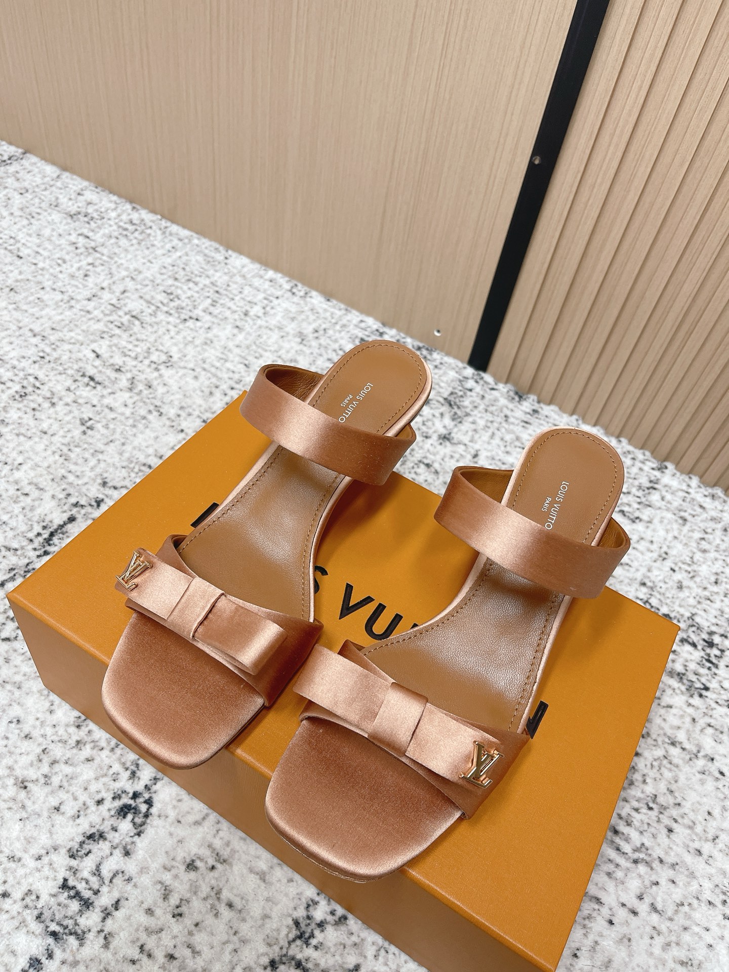 NO:788870,Top version LV bow stiletto sandals｜Bai Yueguang level of elegance, who knows!  This pair of LV really welds French romance to the feet. The milky white satin fabric comes with a soft light filter, bowknots and classic LV gold label embellishments, which directly enhances the sense of sophistication. The design of transparent straps and stilettos transforms the legs into cartoons instantly, and the upper feet are instantly elongated, making them gentle and noble.  The upper part of the foot is very small, and the high heel just modifies the shape of the leg. It is stable when walking without grinding the foot. It is suitable for daily commuting and dating. The satin texture is full of high-end, and it is perfect with a small dress or jeans. It is a perfect atmosphere artifact. Every detail reveals the exquisite tone of the brand, and the upper part of the foot is like a wealthy daughter. It is the pair of white moonlight sandals that are always missing in the shoe cabinet. Fabric: Original sardine fabric with breathable sheepskin lining.  Sole Italian leather sole, size 35-39 (customized 40/41), high heels and slippers, louis vuitton, sandals, high heels, slippers, jeans, sheepskin19860909顶级版本 LV蝴蝶结细跟凉鞋｜白月光级别的优雅封神  谁懂啊！这双LV真的把法式浪漫焊在脚上了  奶白缎面自带柔光滤镜,蝴蝶结+经典LV金标点缀,精致感直接拉满.透明绑带+细高跟的设计,秒变漫画腿,上脚瞬间拉长比例,温柔又显贵.  上脚超显脚小,高跟刚好修饰腿型,走路稳不磨脚,日常通勤、约会穿都适配.缎面质感高级感拉满,搭配小礼服、牛仔裤都绝了,妥妥的氛围感神器.  每一处细节都透着品牌的精致调性,上脚就是富家千金既视感,鞋柜里永远缺的那双白月光凉鞋,就是它了  面料: 原版沙丁布面料 内里透气羊皮 鞋底意大利真皮底 码数35－39(40/41定做),高跟鞋拖鞋,louis vuitton,sandals,high heels,slippers,jeans,sheepskin,Women's Shoes