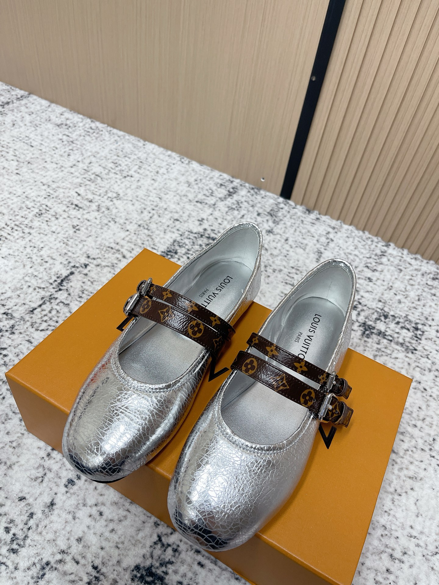 NO:788866,The top version of L*V Donkey Brand 26WF new double-strap Mary Jane shoes really hit my girly heart at first glance!  This pair of LV shoes directly welds elegance and girliness to your feet!  Retro and noble, it is wear-resistant and not easy to deform. The iconic double-strap design firmly fixes the ankle, and the metal buckle embellishes the details to show its exquisiteness. Whether it is paired with a college-style pleated skirt, a French floral skirt, or simple jeans, it can be easily held in place. The top of the foot instantly lengthens the leg line. Wear it for daily commuting, dating and shopping. It is both elegant and eye-catching. It is a 'versatile noble artifact' that makes you stay on top of fashion every step you take!  The fabric is made of original old floral cloth/wrinkled patent leather. The inner pads are all sheepskin. The rubber outsole imported from Italy is size 35-39 (customized 40/41), ballet shoes, louis vuitton, louis vuitton, mary jane, skirts, jeans, sheepskin.19860909顶级版本 L*V驴牌26WF新品双带玛丽珍鞋 真的是一眼就戳中了我的少女心！ 这双LV鞋直接把优雅与少女感焊在脚上！ 复古又显贵耐磨耐造还不易变形. 标志性的双带设计牢牢固定脚踝 搭配金属扣点缀细节处尽显精致. 无论是搭配学院风百褶裙、法式碎花裙,还是简约牛仔裤都能轻松hold住. 上脚瞬间拉长腿部线条,日常通勤、约会逛街穿它 既显气质又足够吸睛 妥妥的“百搭显贵神器” 让你每一步都走在时髦尖上！ 面料采用原版老花布/皱漆皮 内里垫脚均为羊皮 意大利进口橡胶大底 size35-39（40/41定制）,芭蕾舞鞋,louis vuitton,louis vuitton,mary jane,skirts,jeans,sheepskin,Women's Shoes