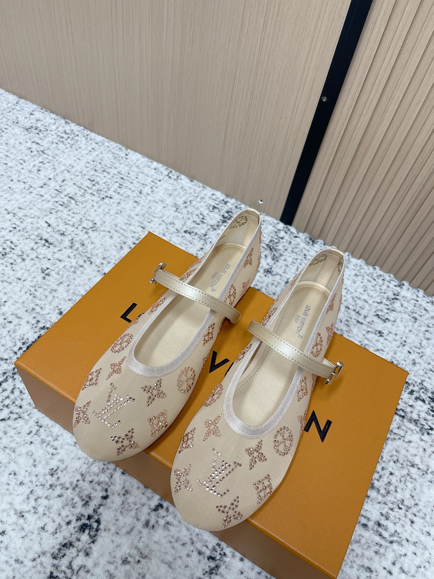 NO:788868,The top version of the new L*V donkey brand 26WF cross-strap Mary Jane shoes really hit my girly heart at a glance!  This pair of LV shoes directly welds elegance and girliness to your feet!  Retro and noble, it is wear-resistant and not easy to deform. The iconic double-strap design firmly fixes the ankle, and the metal buckle embellishes the details to show its exquisiteness. Whether it is paired with a college-style pleated skirt, a French floral skirt, or simple jeans, it can be easily held in place. The top of the foot instantly lengthens the leg line. Wear it for daily commuting, dating and shopping. It is both elegant and eye-catching. It is a 'versatile noble artifact' that makes you stay on top of fashion every step you take!  The fabric is made of original mesh and rhinestones. The inner pads are all sheepskin. The rubber outsole imported from Italy is size 35-39 (customized 40/41), ballet shoes, louis vuitton, louis vuitton, mary jane, skirts, jeans, sheepskin.19860909顶级版本 L*V驴牌26WF新品横带玛丽珍鞋 真的是一眼就戳中了我的少女心！ 这双LV鞋直接把优雅与少女感焊在脚上！ 复古又显贵耐磨耐造还不易变形. 标志性的双带设计牢牢固定脚踝 搭配金属扣点缀细节处尽显精致. 无论是搭配学院风百褶裙、法式碎花裙,还是简约牛仔裤都能轻松hold住. 上脚瞬间拉长腿部线条,日常通勤、约会逛街穿它 既显气质又足够吸睛 妥妥的“百搭显贵神器” 让你每一步都走在时髦尖上！ 面料采用原版网纱烫钻 内里垫脚均为羊皮 意大利进口橡胶大底 size35-39（40/41定制）,芭蕾舞鞋,louis vuitton,louis vuitton,mary jane,skirts,jeans,sheepskin,Women's Shoes