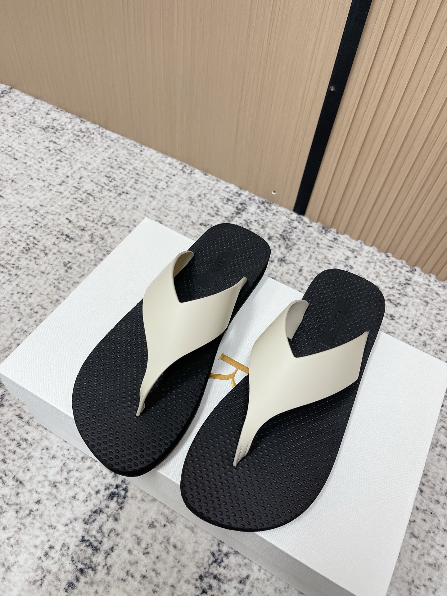 NO:789851,Top version THE ROW 26s new spring and summer TR minimalist style flip-flops flip-flops beach sandals  The eye-catching contrasting color aesthetics will turn heads in summer and break the monotony of solid colors. This pair of flip-flops uses high-contrast contrasting colors as the design highlight, combining classic black and pure white to create fashionable tension. The minimalist clip-on style with contrasting color strips does not add unnecessary layers, but it has its own eye-catching aura. Whether it is for daily outings or vacation check-ins, it can easily become the finishing touch of the style, making every step at the forefront of the trend.  An eye-catching style with a sense of fashion that breaks the dullness. Paired with solid-color T-shirts, denim items, and holiday skirts, it instantly enhances the layering of the look and has a super high production rate. Cowhide upper, cowhide lining, open-molded rubber foam outsole, size 35-39 (40.41 custom-made, non-returnable), split-toe shoes, slippers, skirts, tees, t-shirt, cowhide19860909顶级版本 THE ROW 26s春夏新款 TR 极简风人字拖鞋夹脚沙滩凉拖鞋 一眼心动的撞色美学,承包夏日所有回头率,打破纯色的单调,这双人字拖以高对比撞色为设计亮点,将经典黑与纯净白碰撞出时髦张力.极简夹脚版型搭配撞色带面,不做多余堆砌,却自带吸睛气场,无论是日常出街还是度假打卡,都能轻松成为造型的点睛之笔,让每一步都走在潮流前沿. 时髦感拉满的吸睛款,打破沉闷感,搭配纯色T恤、牛仔单品、度假裙装,瞬间提升造型层次感,出片率超高. 鞋面牛皮 内里垫脚牛皮 鞋底开模橡胶发泡大底 码数35-39（40.41定做不退换）,分趾鞋,slippers,skirts,tees，t-shirt,cowhide,Women's Shoes