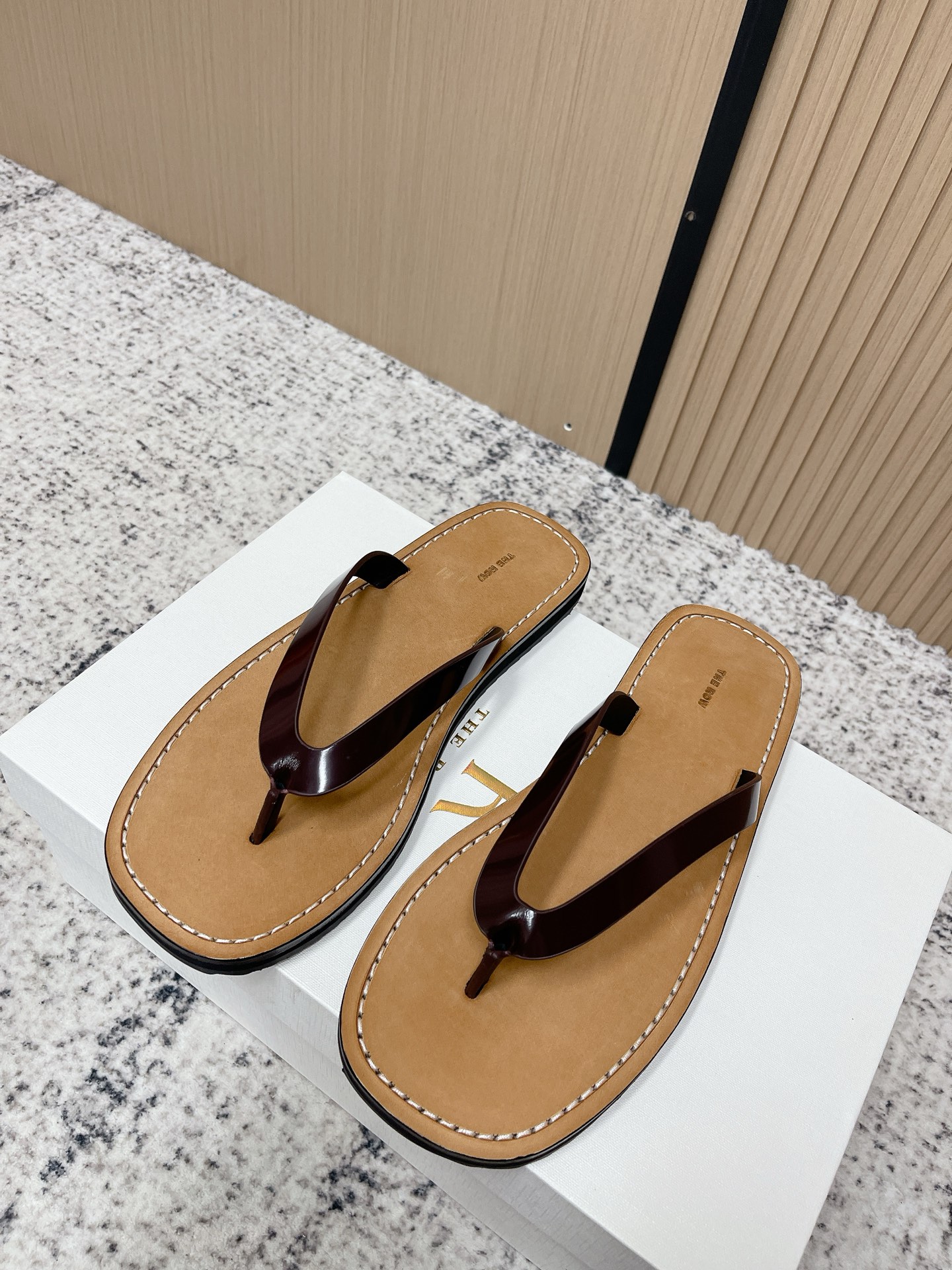 NO:789854,The top version THE ROW 26s new spring and summer TR minimalist style flip-flops flip-flops beach sandals. The sense of luxury can be captured at a glance, and they can be fashionable throughout the spring and summer. Real good shoes never need extra decoration. This pair of flip-flops takes minimalism as the design core and uses the purest lines to outline a sense of luxury. It can be easily adapted to whether you are commuting, going on vacation or at home, becoming a 'versatile and evergreen style' in your shoe cabinet.  The timeless and versatile king, neat and capable, it can be easily controlled in various styles, whether it is casual style or casual style, it can be perfectly integrated, and you can't go wrong with your eyes closed. The upper is made of beaded cowhide, the lining is made of cowhide, the sole is molded rubber outsole, the size is 35-39 (40.41 is customized and non-refundable), split-toe shoes, slippers, cowhide19860909顶级版本 THE ROW 26s春夏新款 TR 极简风人字拖鞋夹脚沙滩凉拖鞋 一眼沦陷的高级感,承包整个春夏的时髦,真正的好鞋,从不需要多余装饰.这双人字拖以极简主义为设计内核,用最纯粹的线条勾勒出高级感,不管是通勤出街、度假出行还是日常居家,都能轻松适配,成为你鞋柜里的「百搭常青款」. 永不过时的百搭王者,利落干练,轻松驾驭各种穿搭风格,不管是休闲风还是轻熟风,都能完美融合,闭眼入不出错. 鞋面开边珠牛皮 内里垫脚牛皮 鞋底开模橡胶大底 码数35-39（40.41定做不退换）,分趾鞋,slippers,cowhide,Women's Shoes
