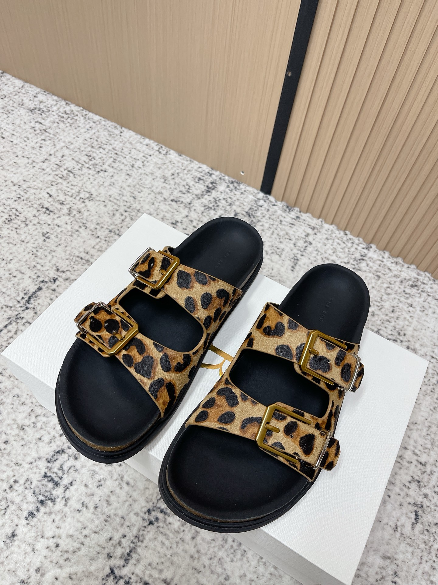 NO:789845,The top version THE ROW 26s new spring and summer TR double buckle Birkenstock slippers horsehair casual beach sandals. Really good shoes, never need extra decoration. This pair of double buckle sandals takes minimalism as the design core, using high-quality suede cowhide and craftsmanship to create a timeless and versatile style. It can be easily adapted to commuting, vacation travel or daily home, becoming an 'evergreen style' in your shoe cabinet.  The classic double-buckle Birkenstock version is not picky about foot shape, and is very friendly to wide feet, fleshy feet, and high insteps. The upper foot is modified to make the foot slimmer and more refined. The upper is cow suede/horse hair, the lining is sheepskin, the sole is molded rubber outsole, the size is 35-39 (40.41 is customized and non-returnable), slippers, slippers, cowhide, sheepskin19860909顶级版本 THE ROW 26s春夏新款 TR 双带扣勃肯拖鞋马毛休闲沙滩凉拖鞋 真正的好鞋,从不需要多余装饰.这双双带扣凉拖以极简主义为设计内核,用高质感反绒牛皮与匠心工艺,打造出永不过时的百搭款,不管是通勤出街、度假出行还是日常居家,都能轻松适配,成为你鞋柜里的「常青款」. 经典双带扣勃肯版型,不挑脚型,对宽脚、肉脚、高脚背都超友好,上脚修饰脚型,显脚瘦显精致. 鞋面牛反绒/马毛 内里垫脚羊皮 鞋底开模橡胶大底 码数35-39（40.41定做不退换）,拖鞋,slippers,cowhide,sheepskin,Women's Shoes