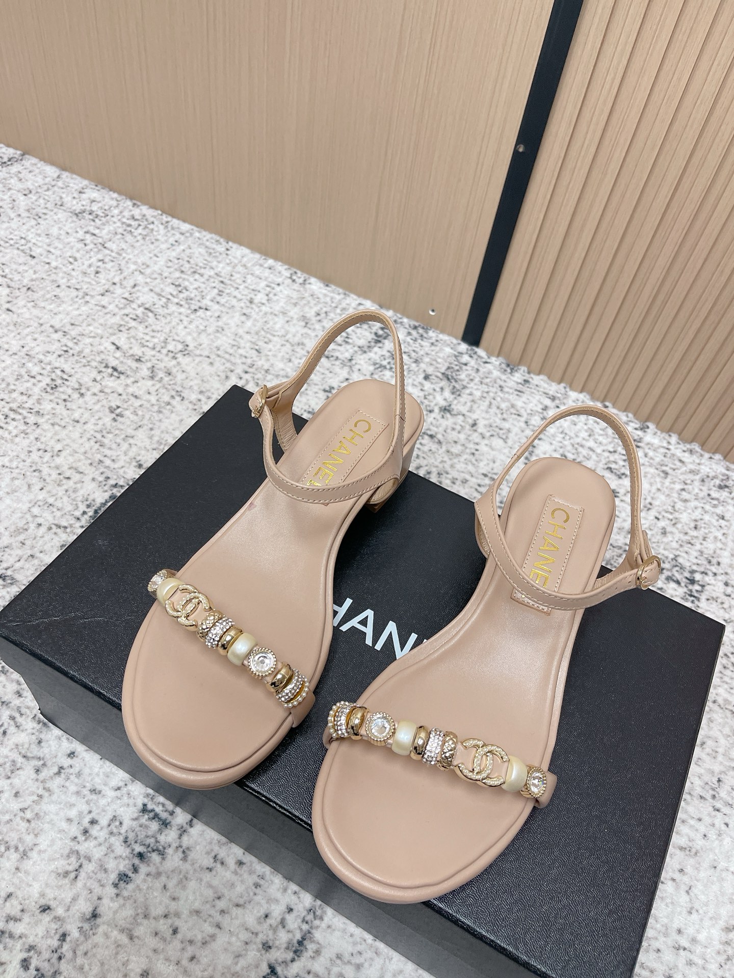 NO:789843,Top version of Chanel CHANEL's latest spring and summer s pearl chain thick heel one-strap sandals. There are many celebrity Internet celebrities. The one-strap on the toe is printed with a double C custom metal buckle. A one-to-one replica of the original version. The ankle is decorated with pearls and metal chains. It has a full sense of fashion. The mixed sheepskin padding inside the upper is soft and breathable. Gentle and rich style. Elegant style for commuting. Sweet style for dating. Suitable for many occasions.  Heel height 3.5CM, Italian leather outsole Size 35-41 (40 41 customized, non-returnable), sandals, chanel, chanel, sandals, sheepskin, Leather soles19860909顶级版本 香奈儿CHANEL春夏最新款s珍珠链条粗跟一字带凉鞋 超多明星网红种草 鞋头一字带印有双C定制金属扣 原版一比一复刻 脚踝处饰有珍珠+金属链条 时尚感拉满 鞋面内里混种羊皮垫脚柔软透气 温柔千金风 通勤优雅风 约会甜美风 适配多种场合 跟高3.5CM意大利真皮大底Size35-41（40 41定制不退换）,凉鞋,chanel,chanel,sandals,sheepskin,Leather soles,Women's Shoes