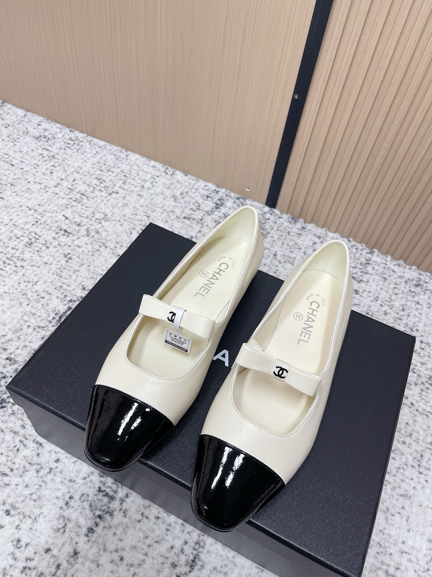 NO:789841,The top version of CHANEL Chanel 25A spring and summer new bow shoes. Many celebrity fashion bloggers are planting grass. The popular style has been impressed by its beauty. The narrow square toe design bow is embellished with fashion shoes, which is casual and natural. It also highlights the brand’s full sense of high-end. The upper is super western style imported calfskin patent leather. The lining is made of mixed sheepskin. Italian genuine leather outsole.  Size35-40 (40 customized),Mary Jane,chanel,chanel,mary jane,cowhide,sheepskin,Leather soles19860909顶级版本 CHANEL香奈儿25A春夏新品蝴蝶结单鞋 超多明星时尚博主种草 夏天必备 大爆款已经被它的美貌折服 窄方头设计蝴蝶结点缀有时装鞋随性自然 又彰显品牌特色满满的高级感 上脚超洋气鞋面进口小牛皮漆皮 内里采用混种羊皮 意大利真皮大底 Size35-40（40定做）,玛丽珍,chanel,chanel,mary jane,cowhide,sheepskin,Leather soles,Women's Shoes