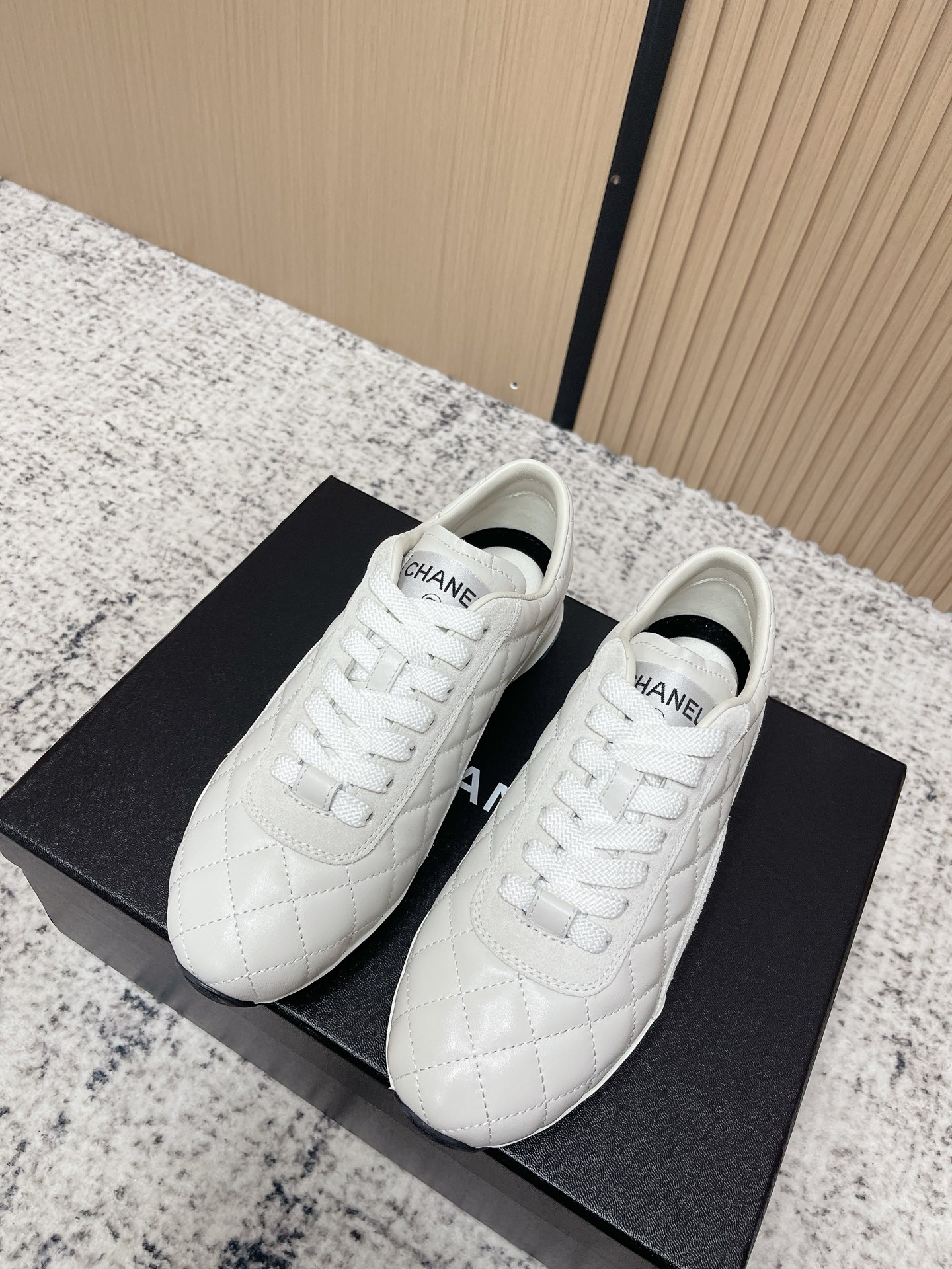 NO:789837,顶级版本 Chanel 26C这双菱格德训鞋直接把“优雅慵懒感”焊在脚上了！  Classic rhombus pattern + delicate leather, with Chanel’s high-end accents, both white and black colors are aesthetic points. The white model is clean and gentle, and paired with a knitted cardigan + jeans, it has a French relaxed feel;  码数35-39（40定做）,休闲鞋/运动鞋,chanel,chanel,sneakers,skirts,jeans,business suit19860909顶级版本 Chanel 26C这双菱格德训鞋直接把“优雅慵懒感”焊在脚上了！ 经典菱格纹+细腻皮质,自带香奈儿的高级腔调,白/黑双色都戳中审美点白色款干净又温柔,配针织开衫+牛仔裤是法式松弛感；黑色款酷飒又百搭,搭西装裤/小短裙秒变都市时髦精. 德训鞋的休闲感撞上香奈儿的精致,日常出街、通勤穿都适配,每一步都踩在优雅上！ 码数35-39（40定做）,休闲鞋/运动鞋,chanel,chanel,sneakers,skirts,jeans,business suit,Women's Shoes