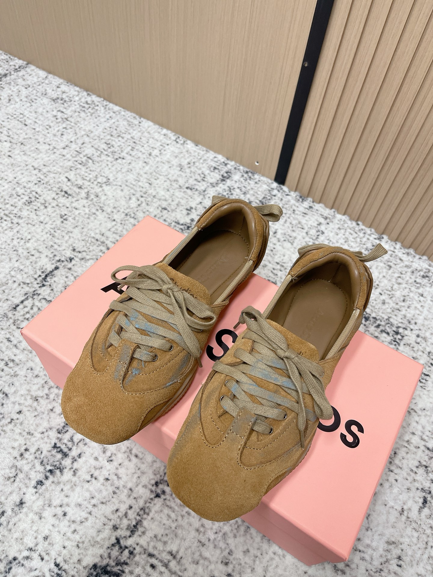 NO:789839,The top version of Acne Studios' new ballet sneakers (Acne Studios combines sneakers with elements of the popular ballet shoes to launch ballet sneakers for the first time! The entire pair of shoes also refers to the real pointe shoes worn by ballerinas, creating a strap design in the front half, and there are also cross straps on the heel, boat-shaped shoe body, narrow and long last, etc., which are somewhat similar to pointe shoes.  The upper is made of textured veneer leather, and there are exquisite decorative straps on the back of the shoe. It is paired with a seamless rubber sole. It is a pair of flat shoes with a romantic and street feel. Original fabric material Original lining Original sole Sole Size 35-39 (40.41 customization is non-returnable and non-exchangeable), casual shoes/sports shoes, acne studios, dior, flats, sneakers19860909顶级版本 Acne Studios新款芭蕾舞运动鞋(Acne Studios将运动鞋与当下热门的芭蕾舞鞋元素结合首次推出芭蕾舞运动鞋! 整双鞋也参考了芭蕾舞女演员真实穿的足尖鞋,打造前半段的绑带设计,脚后跟的地方也有交叉绑带,船型鞋身、窄长楦头等等,都和足尖鞋有几分相似. 鞋面采用带有纹路的饰面皮革制成,鞋后方还有精致的装饰性绑带,搭配无缝橡胶鞋底,是一双兼具浪漫与街头感的平底鞋. 面料原版材质 内里原版内里 鞋底原版鞋底 尺码35-39码（40.41定制不退不换）,休闲鞋/运动鞋,acne studios,dior,flats,sneakers,Women's Shoes