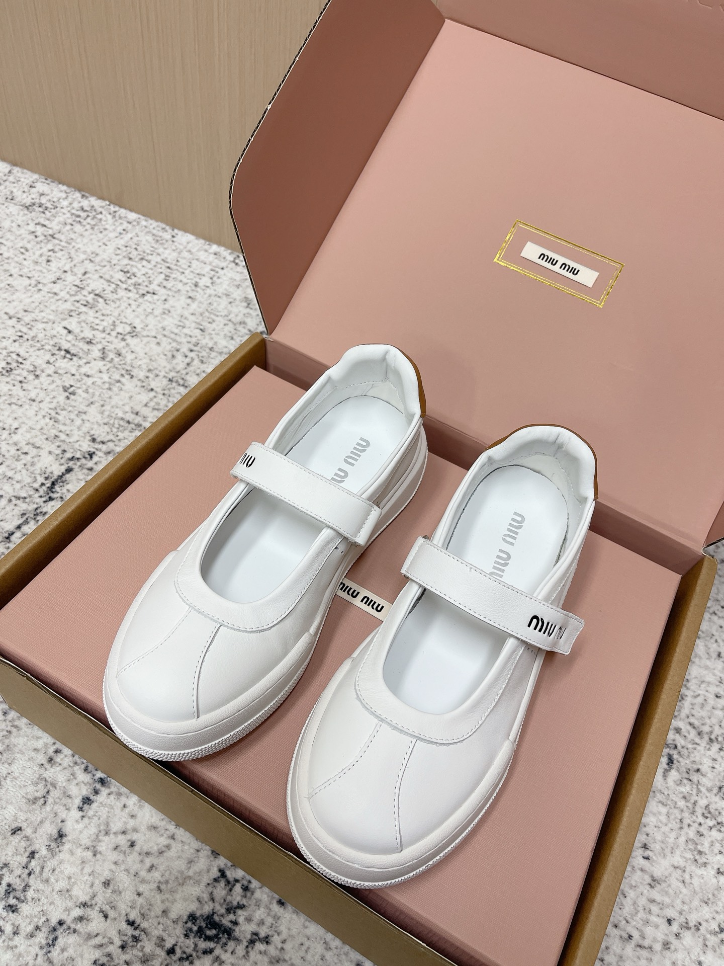NO:789835,Top version Miu Miu 26ss Miu Miu thin biscuit sole Spring and summer new British style lace-up white shoes Casual shoes Miu Miu show unique and unique color rubbing process Close-up of details from the Miu Miu series The trend element of the new season One of the most beloved concepts at the moment, multiple collisions, conveying modern style~ Looks good no matter how you wear it This summer’s fashionista’s favorite does not look very comfortable The upper foot is super comfortable Fabric cowhide Leather lining Sheepskin outsole Rubber outsole  Size#35-39 (40.41 custom-made, non-refundable),Mary Jane,miumiu,mary jane,cowhide,sheepskin19860909顶级版本 Miu Miu 26ss 缪缪薄底饼干底 春夏新款英伦风系带 小白鞋 休闲鞋 MiuMiu秀场适当独一无二的擦色工艺工艺来自Miu Miu系列的细节特写 新季的潮流要素一 此刻挚爱的概念,多元对撞,传达现代风格~ 怎么穿都好看今夏时髦精最爱 看起来不怎么舒服 上脚超级舒服 面料牛皮 内里羊皮 大底橡胶大底 Size#35-39（40.41订做不退换）,玛丽珍,miumiu,mary jane,cowhide,sheepskin,Women's Shoes