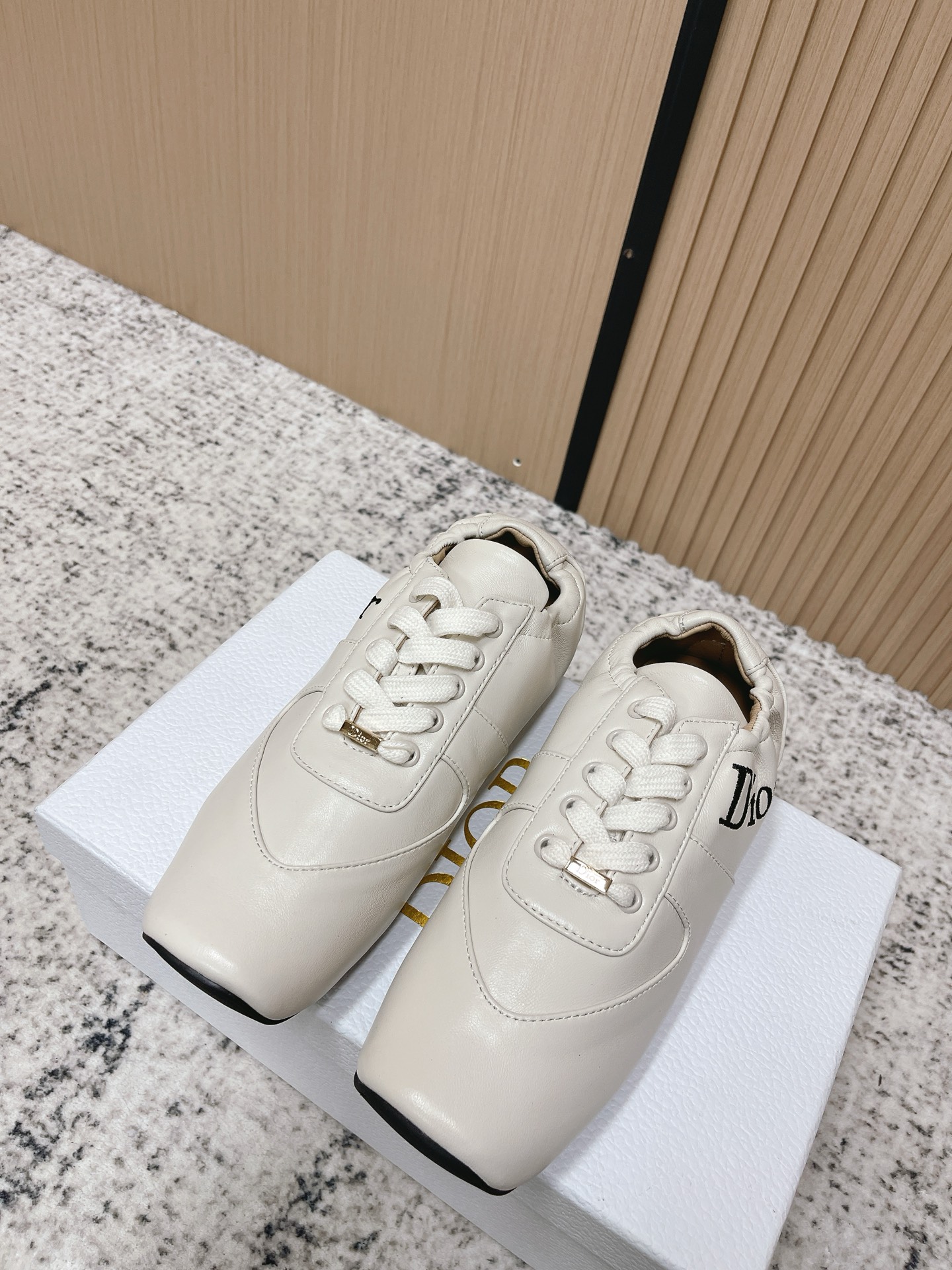 NO:789833,The top version of Dior Dior's latest Cur series elastic ballet casual sneakers. This Dior Cur sneaker is designed by Jonathan Anderson, showing an elegant silhouette and a distinctive modern aesthetic style. The classic square toe design is decorated with heart-shaped stitching to enhance the style. Sheep leather style, with a thin and flexible sole, is extremely comfortable and can enhance the style of various casual looks this season. Fabric: Original custom-made imported cowhide leather/silk  The inner lining is made of original imported soft sheepskin. The sole is made of original molded anti-slip rubber. The sole thickness is 1.5CM. Size: women's 35-40, casual shoes/sports shoes, dior, dior, sneakers, cowhide, sheepskin, real silk19860909顶级版本 Dior迪奥 最新Cur 系列 松紧 芭蕾舞 休闲 运动鞋 这款 Dior Cur 运动鞋由乔纳森·安德森 (Jonathan Anderson) 倾情设计,展现优雅廓形,彰显鲜明的现代美学风格.经典的方形鞋头设计,饰以心形缉面线提升格调.羊皮革款式,搭配纤薄、柔韧的鞋底,舒适非凡,可为本季各式休闲造型提升格调 面料:原版定制进口牛皮/真丝 内里原版进口柔软羊皮里 鞋底原版开模防滑橡胶材质 底厚1.5CM Size : 女款35-40,休闲鞋/运动鞋,dior,dior,sneakers,cowhide,sheepskin,real silk,Women's Shoes