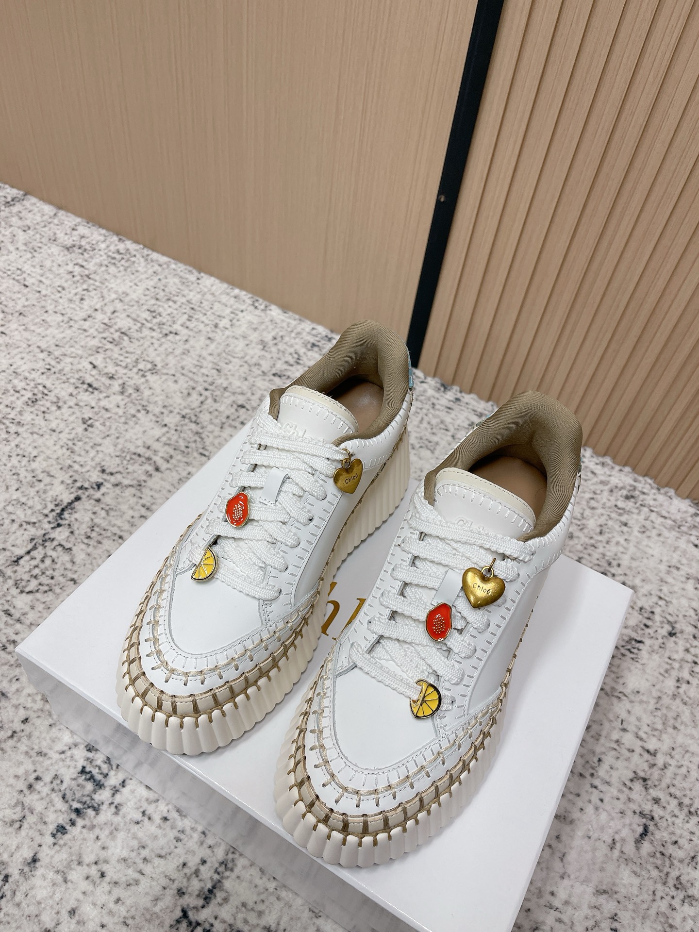 NO:789829,#TOPVERSION Chloe Chloe/Chloe 26/ New thick-soled white shoes, casual shoes, original soles, all hand-threaded, all the positions are just right, Internet celebrity hot style, top leisure vacation series. Big celebrities and Internet celebrities unanimously pursue this style, and it is even out of stock. It is hard to find. An indispensable single item slippers, very attractive and fashionable sports style on the feet, show your elegance, lightness, slimming, white feet in your way. Fabric imported cowhide leather lining:  Original molded fabric, outsole rubber outsole/super light wear-resistant velvet combination Size#35-40 (40 orders are not returnable), casual shoes/sports shoes, chloe, loewe, sneakers, slippers, cowhide19860909#顶级版本 Chloe 克洛伊/蔻依 26/ 新款 厚底小白鞋 休闲鞋 原版鞋底,全手工穿线,所有的位置刚刚好 ,网红爆款,顶级休闲度假系列 大咖网红一致追求此款,更是断货一度难求 不可缺少的单品拖鞋,上脚极具吸引时髦运动风尚,以你的方式彰显你的优雅、轻便、显瘦、显脚白 面料进口牛皮 内里: 原版开模布料 大底橡胶大底/超轻耐磨绒组合 Size#35-40（40订做不退换）,休闲鞋/运动鞋,chloe,loewe,sneakers,slippers,cowhide,Women's Shoes