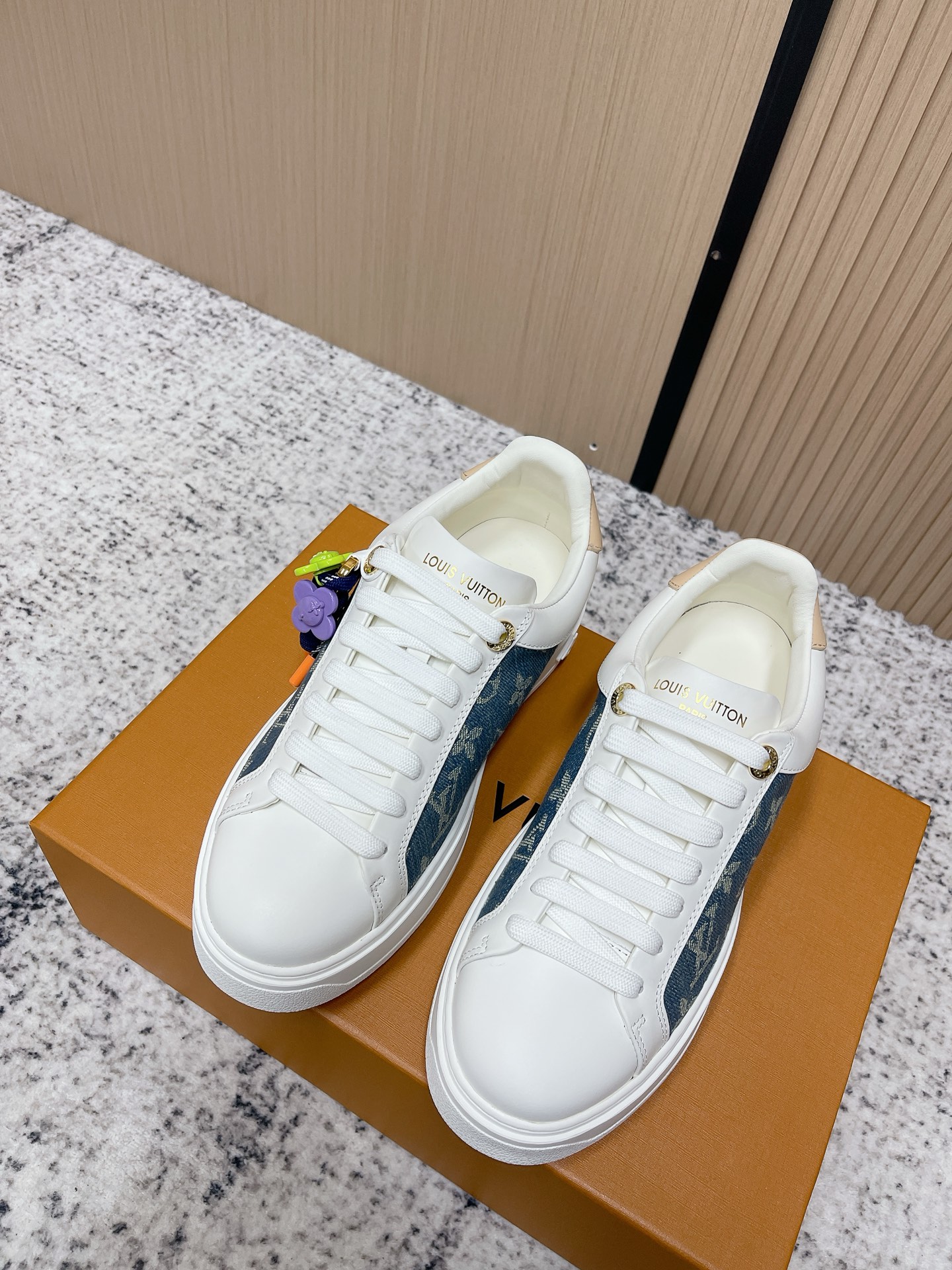 NO:789831,The top version of LV thick-soled white shoes series, classic series, made of imported cowhide with oil edge craftsmanship, I love it, the side logo is simple but not simple, it is full of elements that make you fall in love with your feet and it looks super good. I recommend you to buy it, the foot feel is invincible, the top quality is as delicate as zp!  The inner foot pads are made of original cowhide. The quality is as always, and the details are impeccable. Size women's 35-39 (customized at 40.41), casual shoes/sports shoes, louis vuitton, sneakers, cowhide19860909顶级版本 LV 厚底小白鞋系列 经典系列 采用进口牛皮 油边工艺 爱了爱了,侧身logo简约不简单,元素满满的爱上脚超级好看 推荐你们入 、脚感无敌、顶级品质 质感细腻媲美zp！ 内里垫脚原版一致牛皮 品质一如既往,细节无可挑剔 Size女35-39（40.41定做）,休闲鞋/运动鞋,louis vuitton,sneakers,cowhide,Women's Shoes