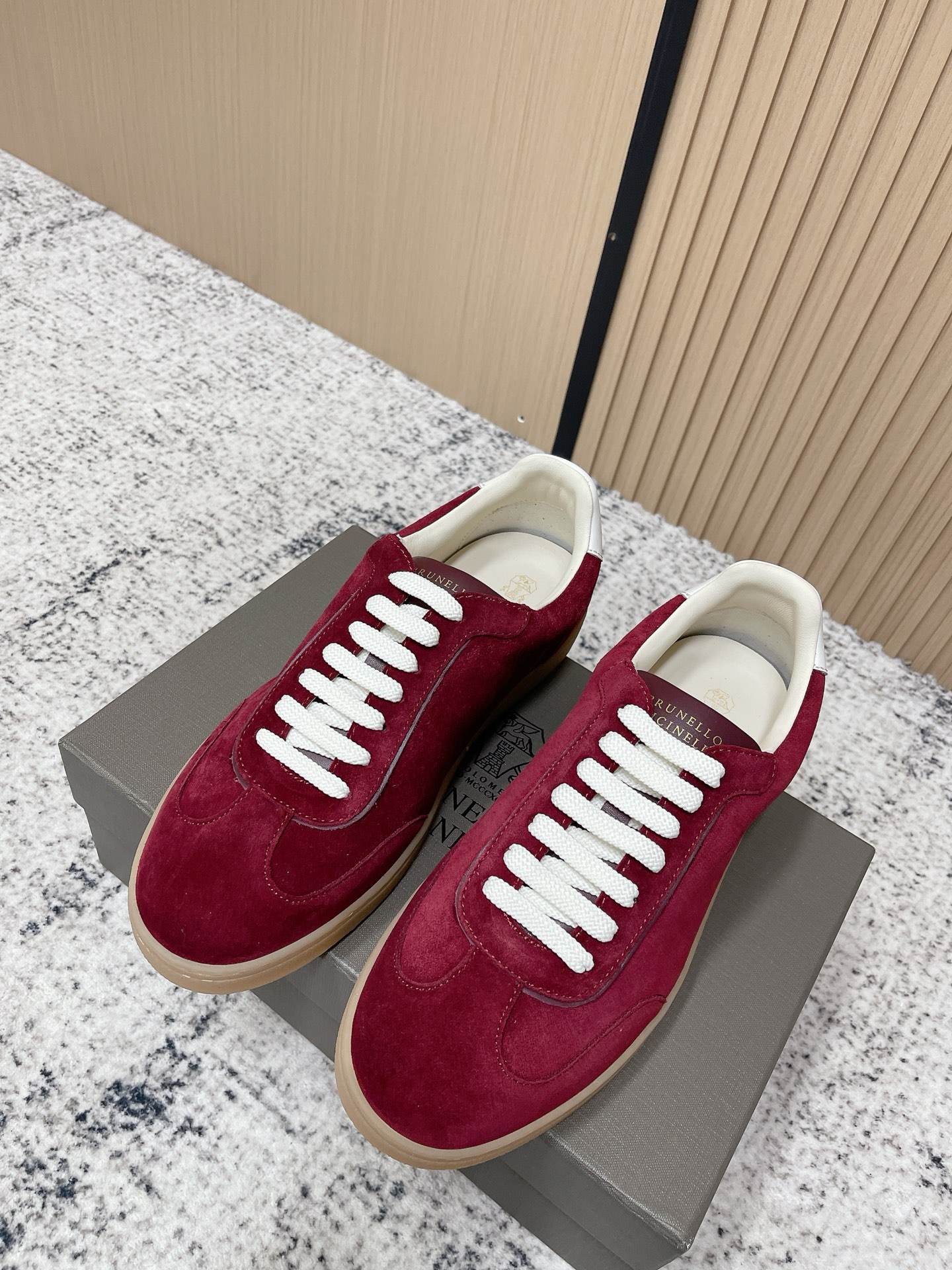 NO:782908,顶级版本 Brunello Cucinelli最新系列休闲 The world's top luxury brand from Italy, this BC shoe is made of velvet fur spliced with technical fabric mesh upper, the tongue is decorated with BC letter logo, and the heel is screen-printed brand badge. The inside is white benzene-dyed special calfskin + sheep lining. The upper foot is comfortable and breathable without stuffiness, does not fade, does not slip, and is environmentally friendly and harmless. The T+ outsole is one-piece, clean and does not need to be glued. The texture is overwhelming, visible luxury, 39-44 (custom-made at 45), brunello  cucinelli,cowhide19860909顶级版本 Brunello Cucinelli最新系列休闲 来自意大利的世界顶级奢侈品牌,此款BC鞋面精选丝绒毛皮拼接科技织物网眼鞋面,鞋舌饰以BC字母logo,后跟丝印品牌徽章,内里是本白色苯染专用小牛皮+羊里,上脚舒服透气不闷脚,不掉色,不打滑,环保无害T+大底一体成型,干净不开胶.质感爆棚,看得见的奢华,39-44(45定做),,brunello cucinelli,cowhide,Men's shoes