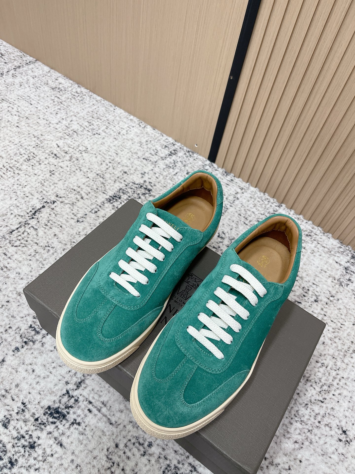 NO:782902,顶级版本 Brunello Cucinelli最新系列休闲 The world's top luxury brand from Italy, this BC shoe is made of velvet fur spliced with technical fabric mesh upper, the tongue is decorated with BC letter logo, and the heel is screen-printed brand badge. The inside is white benzene-dyed special calfskin + sheep lining. The upper foot is comfortable and breathable without stuffiness, does not fade, does not slip, and is environmentally friendly and harmless. The T+ outsole is one-piece, clean and does not need to be glued. The texture is overwhelming, visible luxury, 39-44 (45 custom-made).,, brunello  cucinelli,cowhide19860909顶级版本 Brunello Cucinelli最新系列休闲 来自意大利的世界顶级奢侈品牌,此款BC鞋面精选丝绒毛皮拼接科技织物网眼鞋面,鞋舌饰以BC字母logo,后跟丝印品牌徽章,内里是本白色苯染专用小牛皮+羊里,上脚舒服透气不闷脚,不掉色,不打滑,环保无害T+大底一体成型,干净不开胶.质感爆棚,看得见的奢华,39-44(45定做).,,brunello cucinelli,cowhide,Men's shoes
