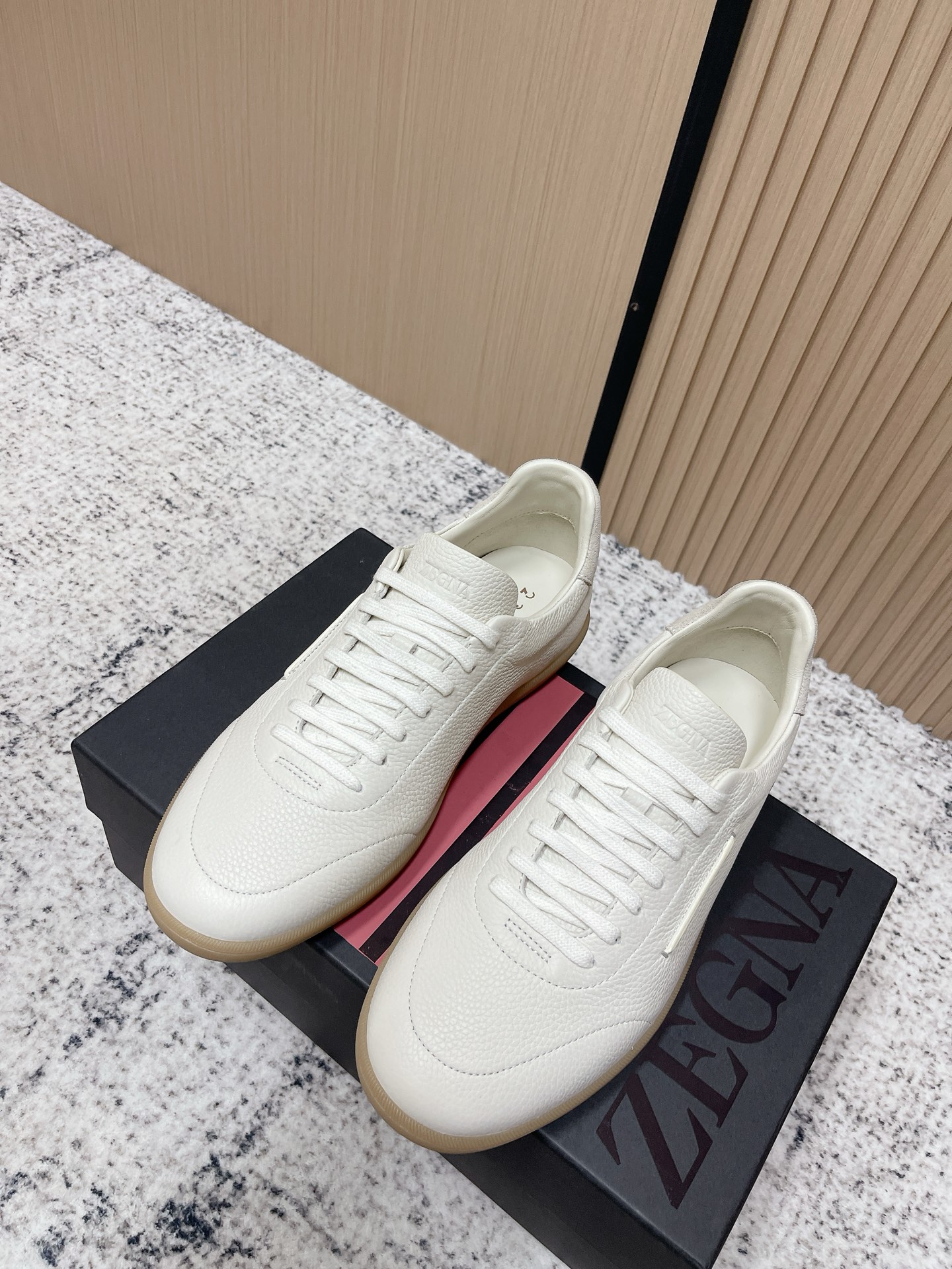 NO:782890,The top version of Zegna/Zegna's new season 232 suede men's sports shoes!  This 232 sneaker is named after Route 232 in the Oasi Zegna. It highlights the brand's flexible spirit of keeping pace with the times. It is made of solid-color soft suede leather. The deconstructed upper combines modern and retro atmosphere. It sublimates Zegna's exquisite footwear heritage with the spirit of innovation. The iconic stitching of the same color complements the brand logo on the side. Natural rubber sole is light and flexible with excellent grip. The newly interpreted sole pattern cleverly pays tribute to the early style of Route 232.  Lined with the same tone and equipped with custom-designed inner raised leather insoles, the foot comfort is excellent. The complete set of packaging is re-engineered and shipped first!  Size 39-44 (45 is custom-made and cannot be returned or exchanged),,zegna,sneakers19860909顶级版本 Zegna/杰尼亚 当季新款 232绒面革男款运动鞋 ！ 这款232运动鞋以杰尼亚绿洲（Oasi Zegna)232号公路命名 彰显品牌与时俱进的灵活精神,采用纯色柔软的绒面皮革制成 解构鞋面兼具现代与复古气息 以创新精神升华杰尼亚精致鞋履传承 标志性同色缝线与侧面的品牌标识相得益彰 天然橡胶底 轻盈灵活 抓地力出众 焕新演绎的鞋底花纹巧妙致敬232号公路的早期风貌 同色调衬里 配以定制设计的内增高真皮鞋垫,上脚舒适度极好.全套包装重工打造首发出货！ 尺码39-44（45定做不退换）,,zegna,sneakers,Men's shoes