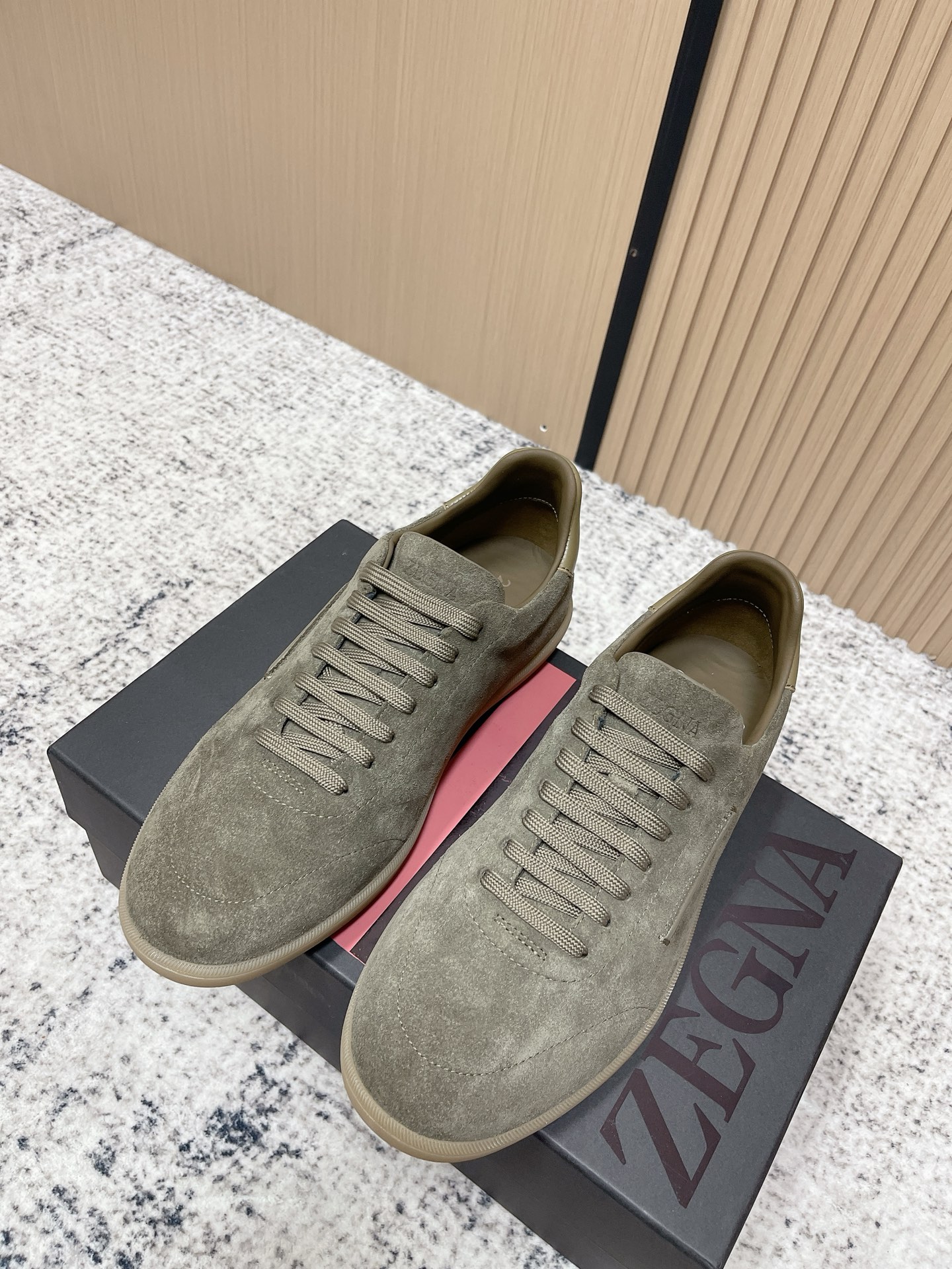 NO:782947,The top version of Zegna/Zegna's new season 232 suede men's sports shoes!  This 232 sneaker is named after Route 232 in the Oasi Zegna. It highlights the brand's flexible spirit of keeping pace with the times. It is made of solid-color soft suede leather. The deconstructed upper combines modern and retro atmosphere. It sublimates Zegna's exquisite footwear heritage with the spirit of innovation. The iconic stitching of the same color complements the brand logo on the side. Natural rubber sole is light and flexible with excellent grip. The newly interpreted sole pattern cleverly pays tribute to the early style of Route 232.  Lined with the same tone and equipped with custom-designed inner raised leather insoles, the foot comfort is excellent. The complete set of packaging is re-engineered and shipped first!  Size 39-44 (45 is custom-made and cannot be returned or exchanged),,zegna,sneakers19860909顶级版本 Zegna/杰尼亚 当季新款 232绒面革男款运动鞋 ！ 这款232运动鞋以杰尼亚绿洲（Oasi Zegna)232号公路命名 彰显品牌与时俱进的灵活精神,采用纯色柔软的绒面皮革制成 解构鞋面兼具现代与复古气息 以创新精神升华杰尼亚精致鞋履传承 标志性同色缝线与侧面的品牌标识相得益彰 天然橡胶底 轻盈灵活 抓地力出众 焕新演绎的鞋底花纹巧妙致敬232号公路的早期风貌 同色调衬里 配以定制设计的内增高真皮鞋垫,上脚舒适度极好.全套包装重工打造首发出货！ 尺码39-44（45定做不退换）,,zegna,sneakers,Men's shoes