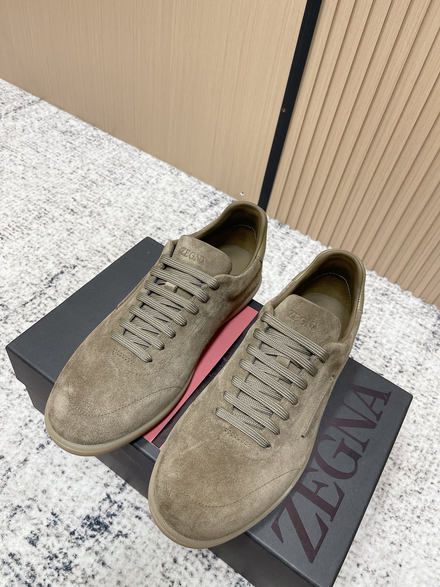 NO:782940,The top version of Zegna/Zegna's new season 232 suede men's sports shoes!  This 232 sneaker is named after Route 232 in the Oasi Zegna. It highlights the brand's flexible spirit of keeping pace with the times. It is made of solid-color soft suede leather. The deconstructed upper combines modern and retro atmosphere. It sublimates Zegna's exquisite footwear heritage with the spirit of innovation. The iconic stitching of the same color complements the brand logo on the side. Natural rubber sole is light and flexible with excellent grip. The newly interpreted sole pattern cleverly pays tribute to the early style of Route 232.  Lined with the same tone and equipped with custom-designed inner raised leather insoles, the foot comfort is excellent. The complete set of packaging is re-engineered and shipped first!  Size 39-44 (45 is custom-made and cannot be returned or exchanged),,zegna,sneakers19860909顶级版本 Zegna/杰尼亚 当季新款 232绒面革男款运动鞋 ！ 这款232运动鞋以杰尼亚绿洲（Oasi Zegna)232号公路命名 彰显品牌与时俱进的灵活精神,采用纯色柔软的绒面皮革制成 解构鞋面兼具现代与复古气息 以创新精神升华杰尼亚精致鞋履传承 标志性同色缝线与侧面的品牌标识相得益彰 天然橡胶底 轻盈灵活 抓地力出众 焕新演绎的鞋底花纹巧妙致敬232号公路的早期风貌 同色调衬里 配以定制设计的内增高真皮鞋垫,上脚舒适度极好.全套包装重工打造首发出货！ 尺码39-44（45定做不退换）,,zegna,sneakers,Men's shoes