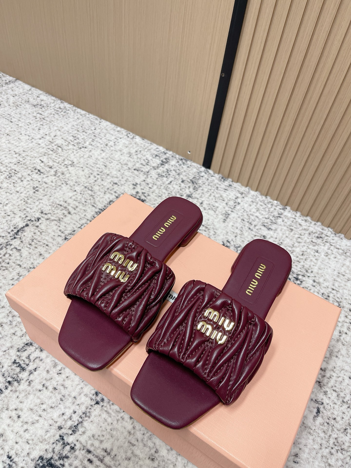 Босоножки женские Miu Miu бордовые