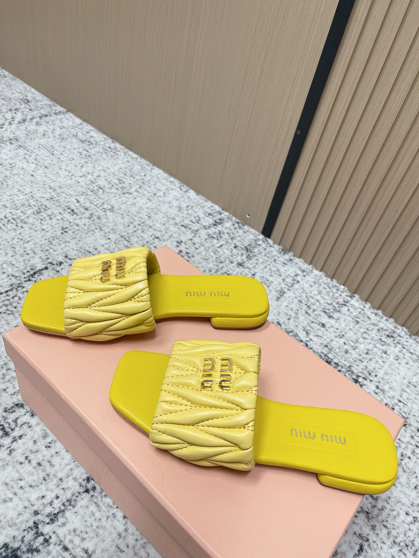 Босоножки женские Miu Miu, желтый цвет, стеганая кожа