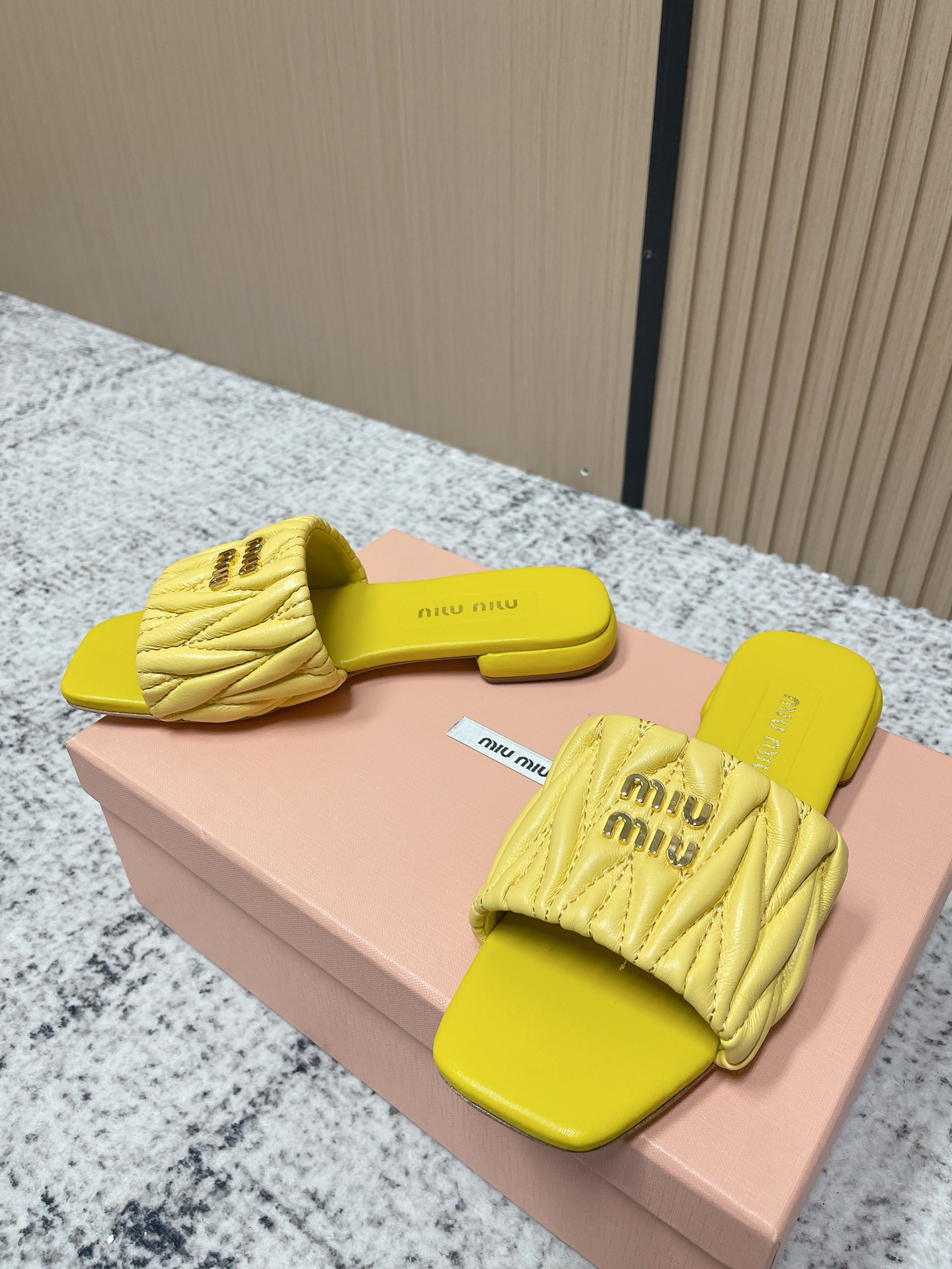 Босоножки женские Miu Miu, желтый цвет, стеганая кожа