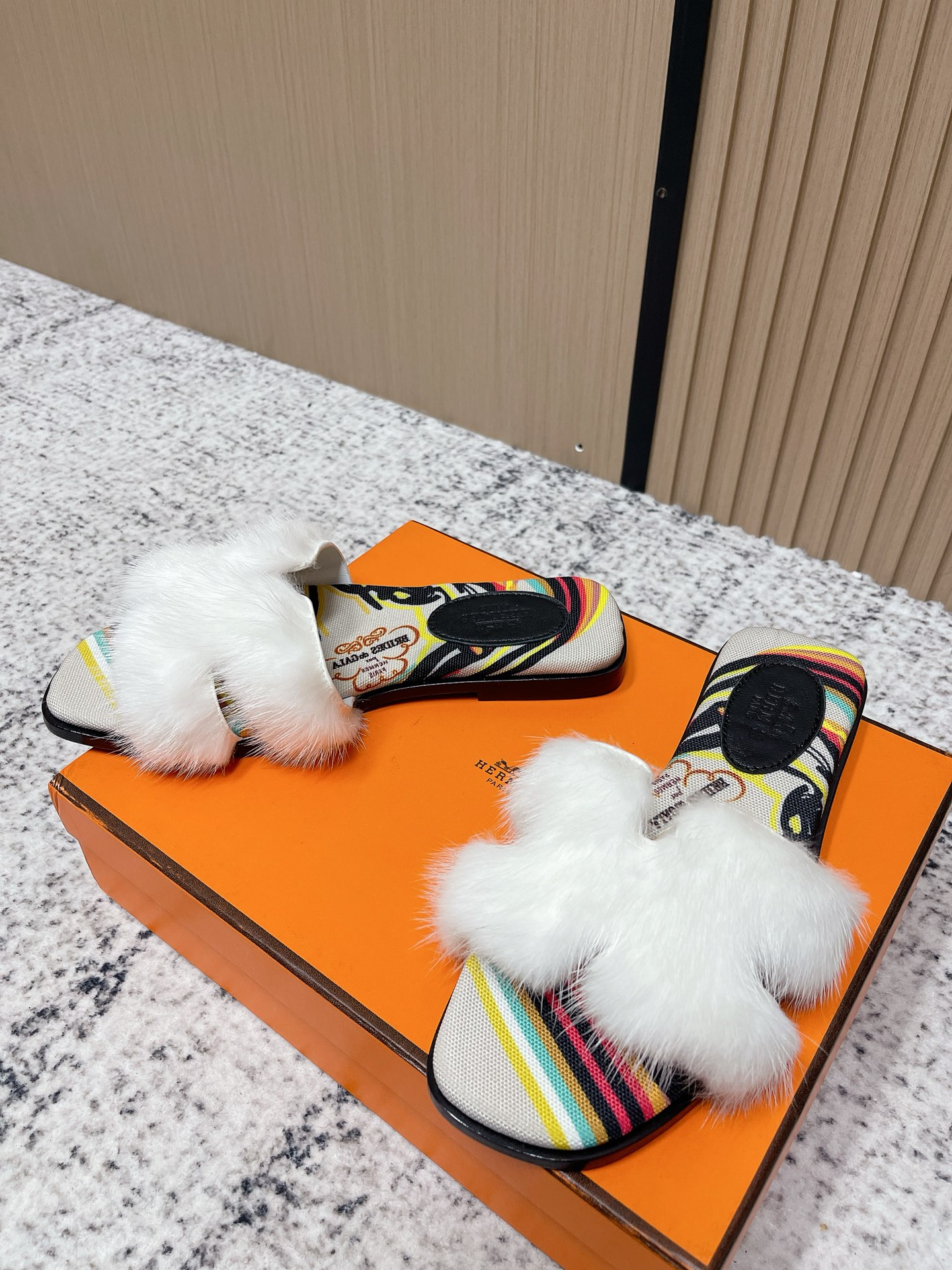 Женские босоножки Hermes с меховой отделкой и полосатым рисунком Hermès