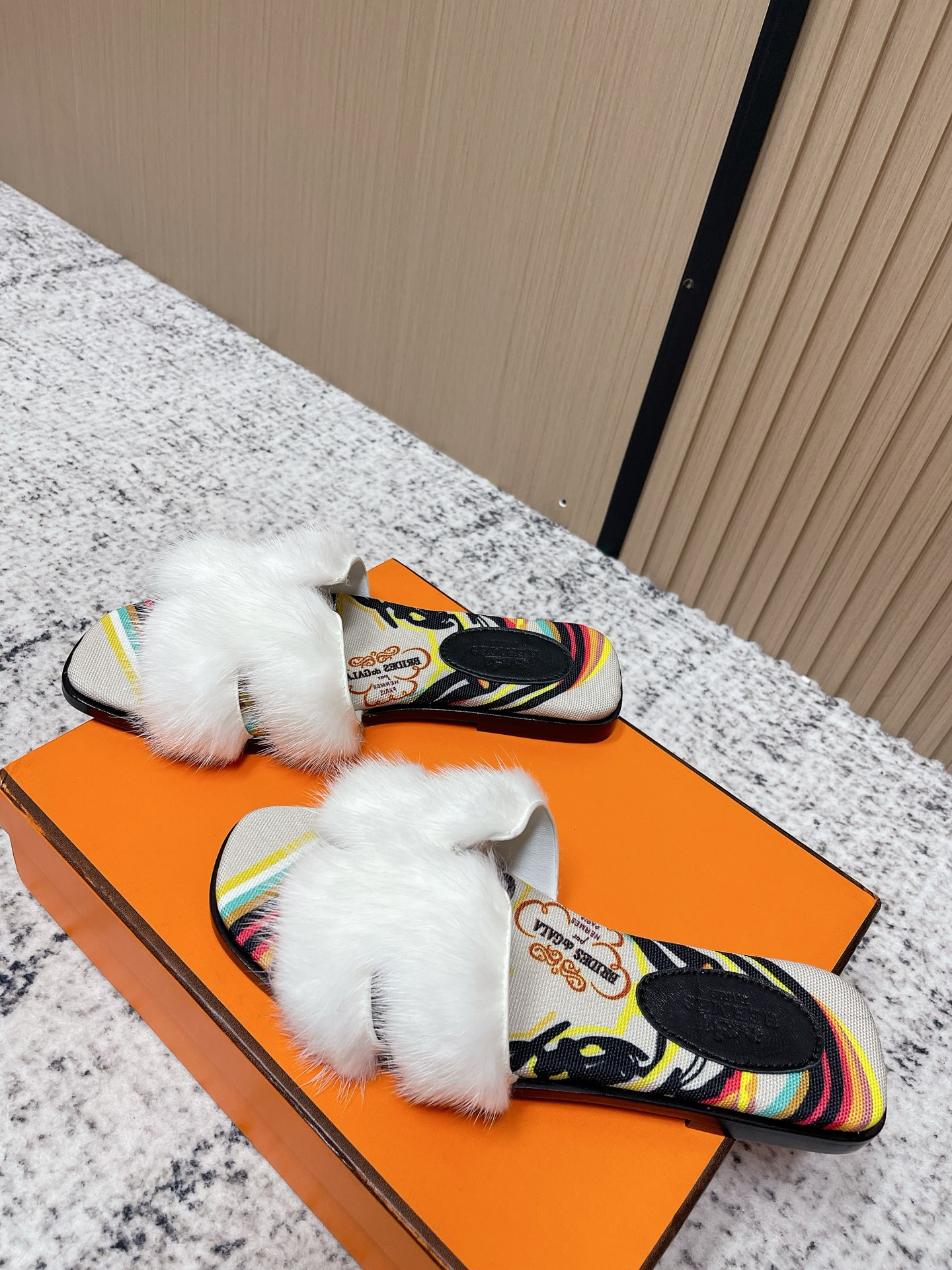 Женские босоножки Hermes с меховой отделкой и полосатым рисунком Hermès