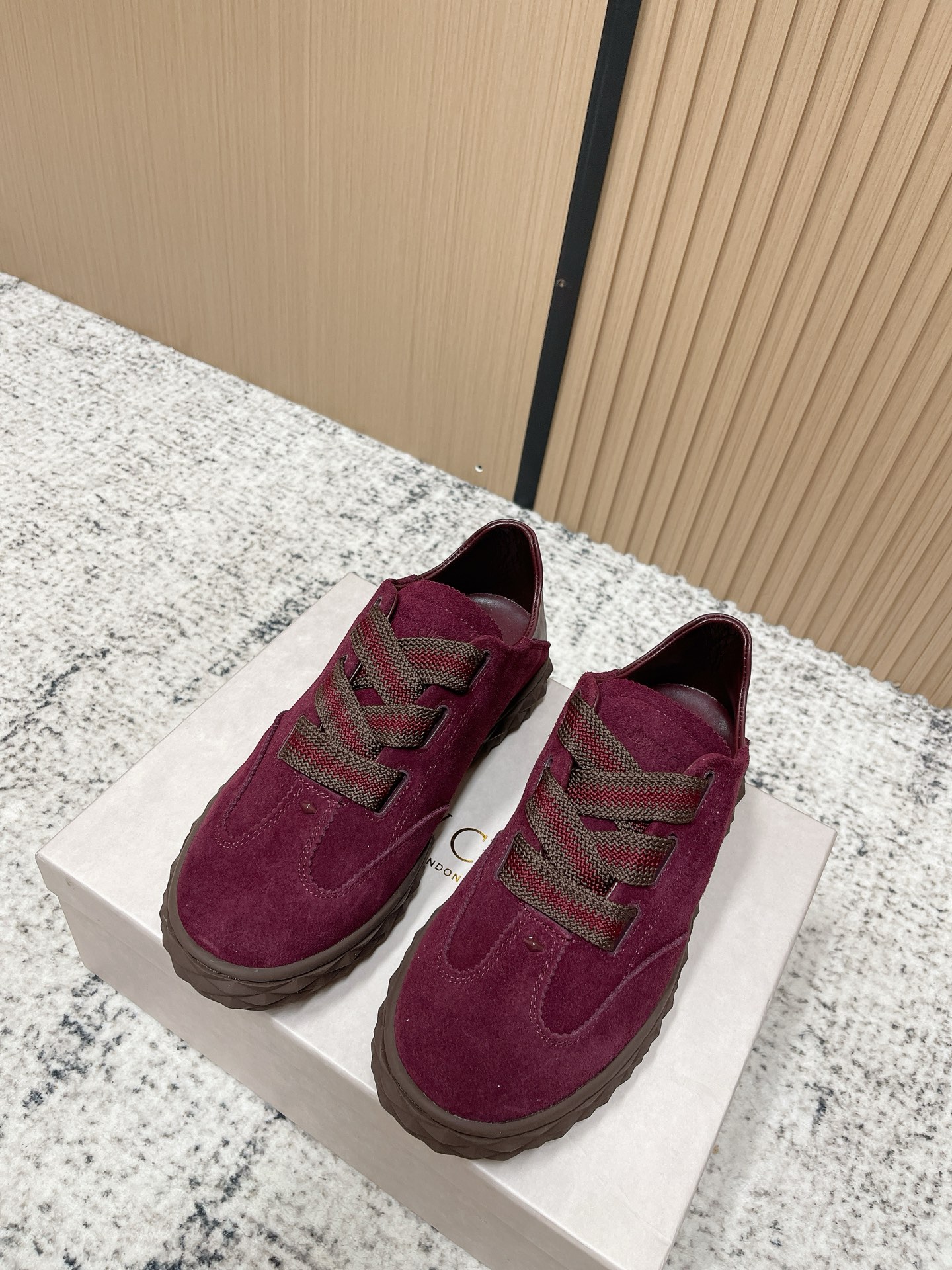 Женские кроссовки Jimmy Choo бордового цвета