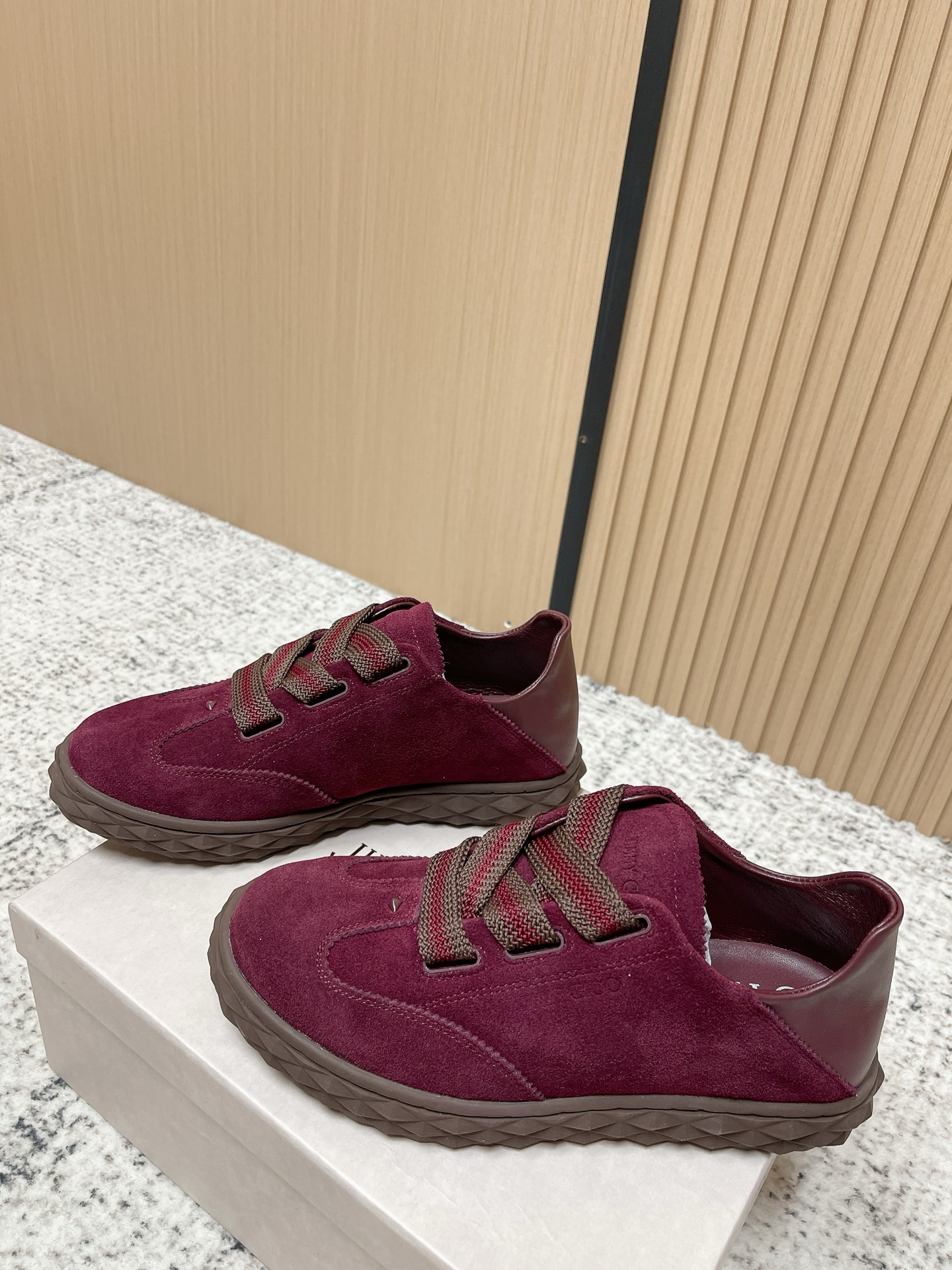 Женские кроссовки Jimmy Choo бордового цвета