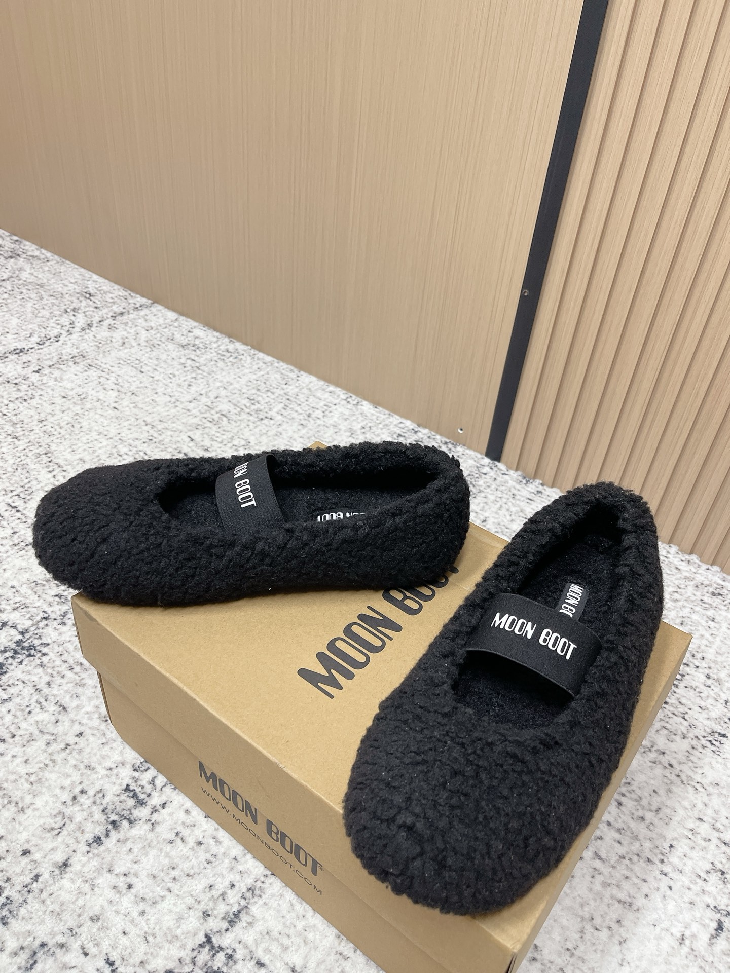 Плоские меховые ботинки Moon Boot