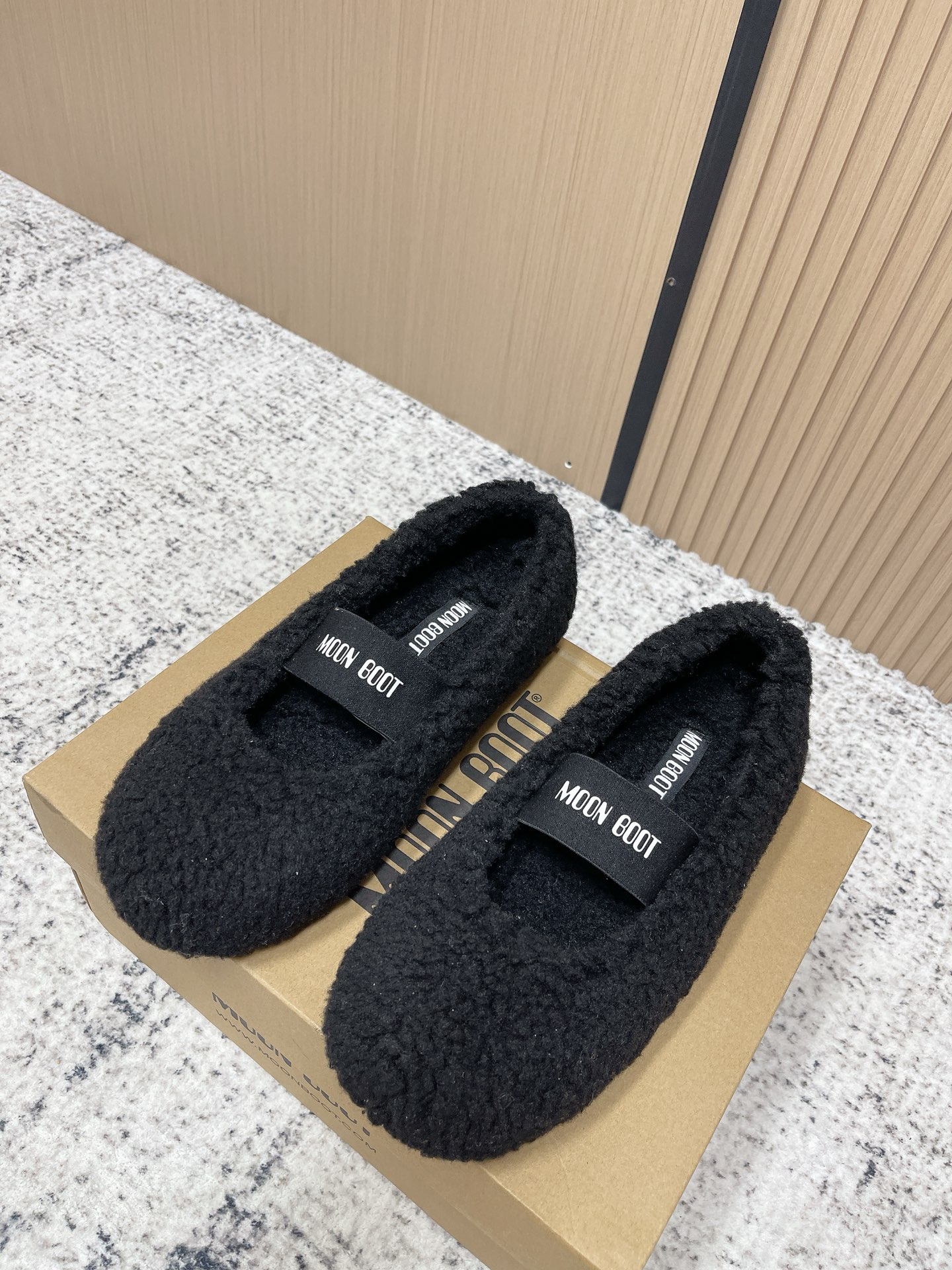 Плоские меховые ботинки Moon Boot