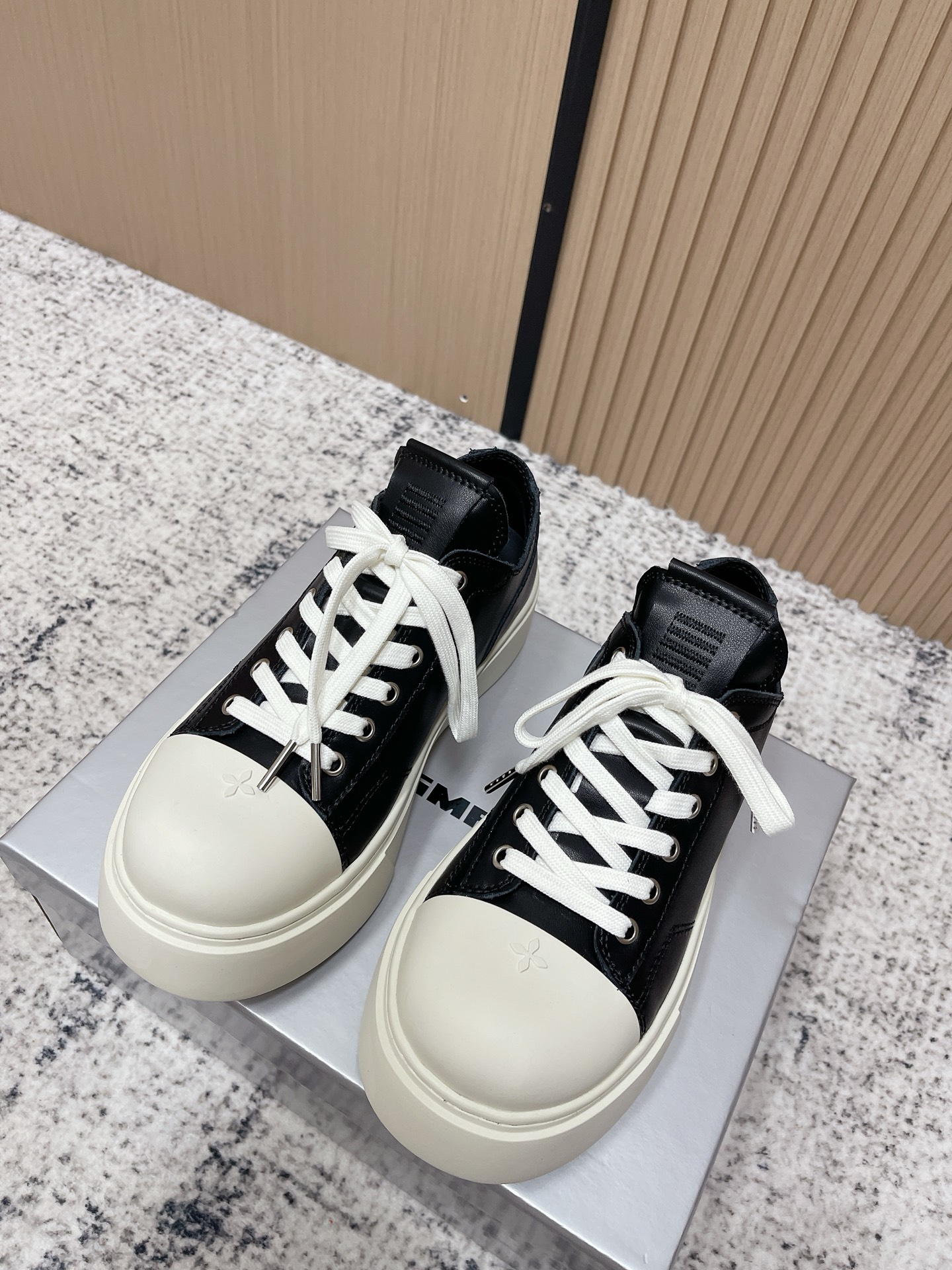 NO:780201,The top version of SMFK cross 2026 early spring new thick-soled sneakers is the best in counters. It has a heart-warming texture at first glance. It is incomparably higher on the upper foot and can be entered with eyes closed. It is one of the very fashionable items. Many Internet celebrities and celebrities wear SMFK sneakers. The more you look at them, the more you look at them. They are super versatile. The fabric is original cowhide material. The lining is genuine leather. The sole is original molded sole.  Size 35-39# (40# custom-made, non-refundable), casual shoes/sports shoes, sneakers, cowhide19860909顶级版本 SMFK十字2026早春新款厚底运动鞋专柜断货王,一眼心动质感拉满,上脚无敌增高,闭眼可入,非常时髦的单品之一超多网红博主、明星都穿SMFK的运动鞋,真的是越看越上头超级百搭 面料原版牛皮材质 内里真皮 鞋底原版开模鞋底 码数35-39#（40#订做不退换）,休闲鞋/运动鞋,sneakers,cowhide,Women's Shoes