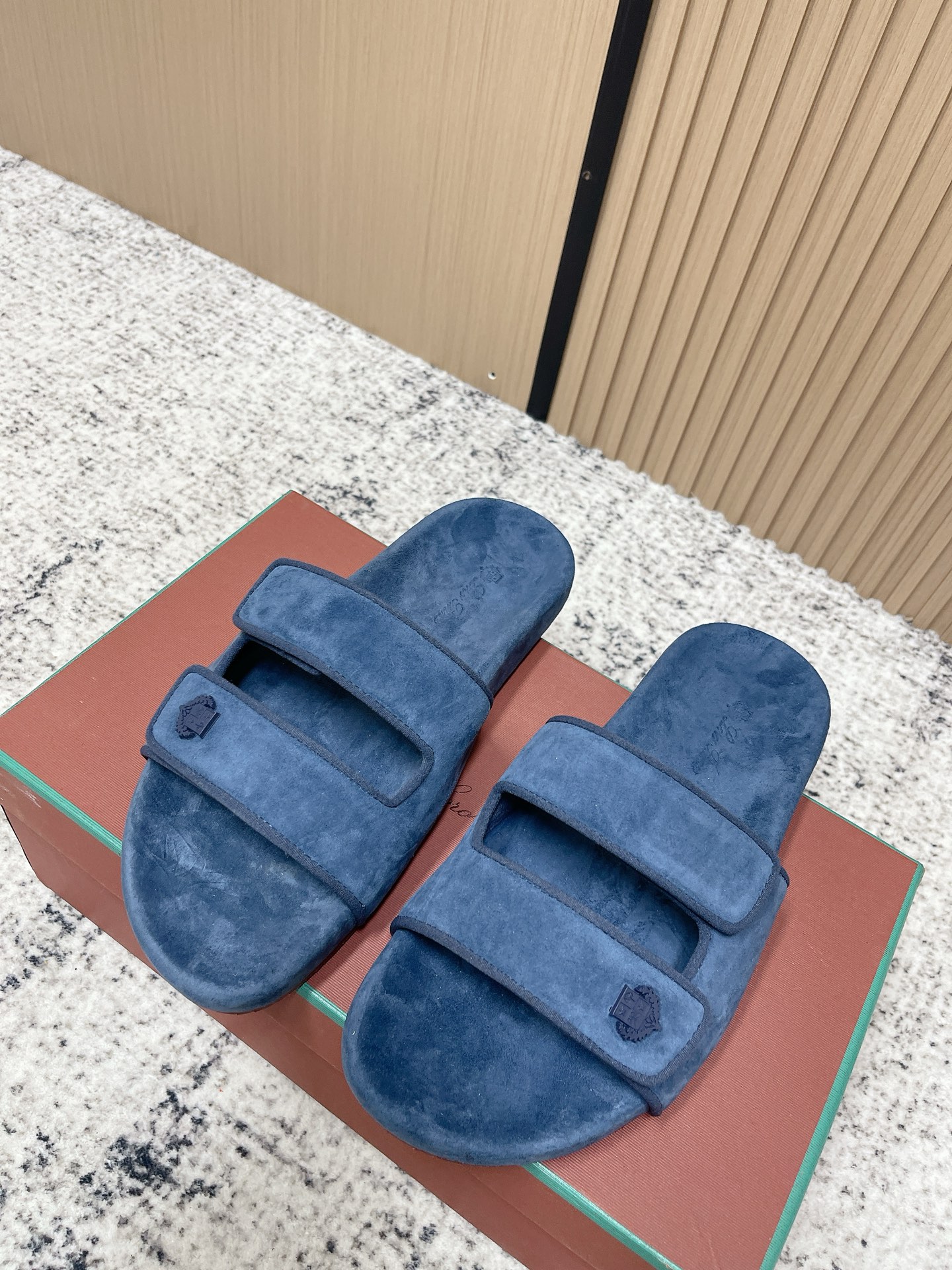 NO:780196,The top version of Loro Piana, LP's popular spring and summer slippers, is synchronized with the new counters. The uppers are made of Italian imported lamb fabric, high-quality splicing technology, original rubber soles, exclusive movable molded soles, super comfortable. Size 39-44 (45.46 custom-made), slippers, loro piana, loro piana, slippers, sheep19860909顶级版本 Loro Piana 诺悠翩雅 ,LP 炸街男神春夏拖鞋新品专柜同步,鞋面意大利进口羊猄面料,高品质拼接工艺,鞋底原版橡胶大底,独家活动成型底超级舒适 码数39-44（45.46定做）,拖鞋,loro piana,loro piana,slippers,sheep,Women's Shoes
