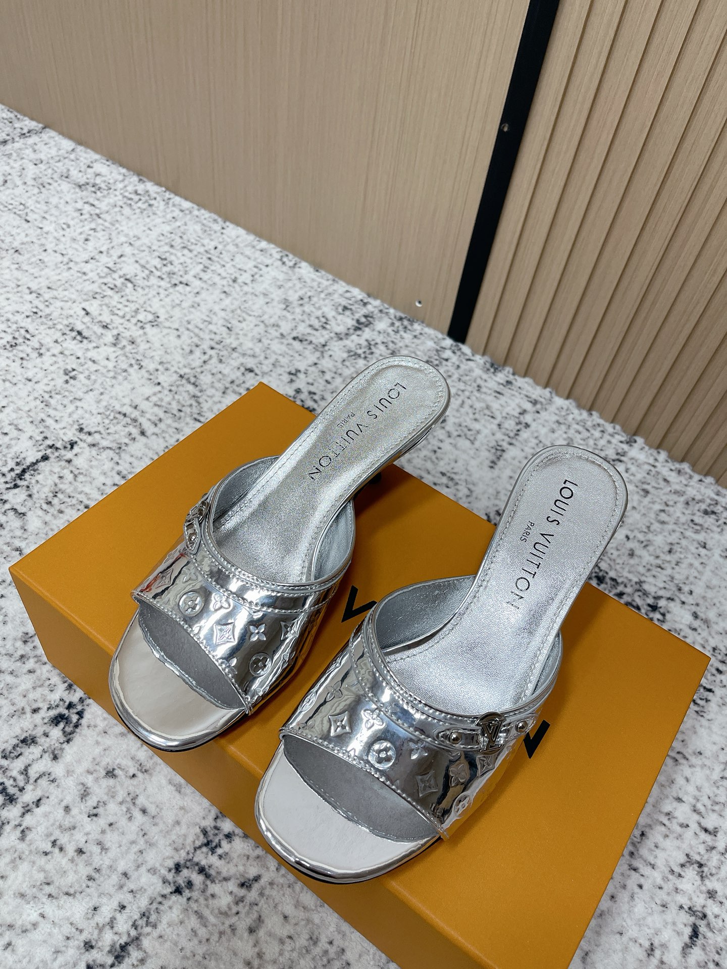 NO:780228,Top version LV | Louis Vuitton 2026 spring and summer new slippers, the counter features the latest models, new hard goods, original molded paint buckles + electroplating process + full craftsmanship, purchasing agent level!  Full of high-end feel!  A popular model among bloggers at home and abroad, it is retro, fashionable and looks great on your feet!  The official website's main recommendation★ Material: imported first-layer cowhide Lining: full sheepskin for foot pads Outsole: original one-to-one genuine leather sole Heel height 5.5cm Shoe size: 35-39 (40.41 custom-made, non-refundable), slippers, louis vuitton, louis vuitton, slippers, cowhide, sheepskin19860909顶级版本 LV | 路易威登 2026 春夏新款 拖鞋 专柜主打最新款 硬货上新 原版开模烤漆扣+电镀工艺+满满的工艺 代购级别！高级感十足！国内外博主刷爆的一款,复古又时髦上脚美炸了！官网主推款★ 材料:进口头层牛皮 内里:垫脚全羊皮 大底:原版一比一真皮的底 跟高5.5cm 鞋码: 35-39（40.41定做不退换),拖鞋,louis vuitton,louis vuitton,slippers,cowhide,sheepskin,Women's Shoes