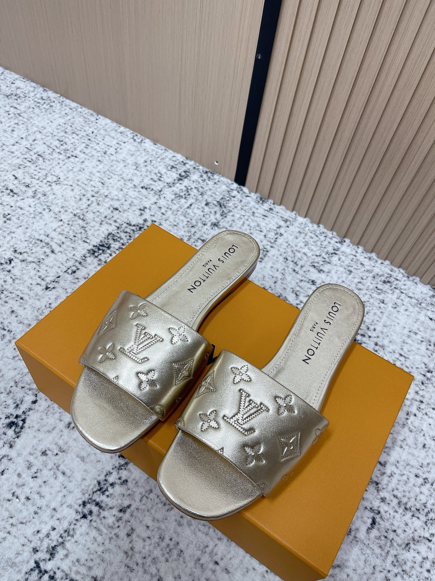 NO:780186,Top version LV | Louis Vuitton 2026 spring and summer new slippers, the counter features the latest models, new hard goods, purchasing agent level!  Full of high-end feel!  A popular model among bloggers at home and abroad, it is retro, fashionable and looks great on your feet!  The official website's main recommendation★ Material: imported first-layer cowhide Lining: full sheepskin for foot pads Outsole: original one-to-one genuine leather sole Heel height 5.5cm Shoe size: 35-39 (40.41 custom-made, non-refundable), slippers, louis vuitton, louis vuitton, slippers, cowhide, sheepskin19860909顶级版本 LV | 路易威登 2026 春夏新款 拖鞋 专柜主打最新款 硬货上新 代购级别！高级感十足！国内外博主刷爆的一款,复古又时髦上脚美炸了！官网主推款★ 材料:进口头层牛皮 内里:垫脚全羊皮 大底:原版一比一真皮的底 跟高5.5cm 鞋码: 35-39（40.41定做不退换),拖鞋,louis vuitton,louis vuitton,slippers,cowhide,sheepskin,Women's Shoes