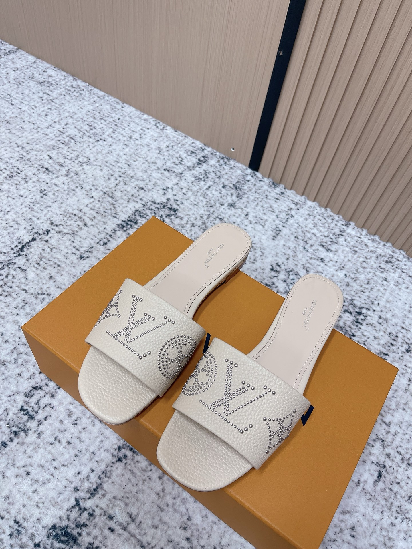 NO:780191,Top version LV | Louis Vuitton 2026 spring and summer new slippers, the counter features the latest models, new hard goods, purchasing agent level!  Full of high-end feel!  A popular model among bloggers at home and abroad, it is retro, fashionable and looks great on your feet!  Official website's main recommendation★ Material: imported first-layer cowhide Lining: full sheepskin for foot pads Outsole: original one-to-one genuine leather sole Heel height 5.5cm/flat shoe size: 35-39 (40.41 custom-made, non-refundable), slippers, louis vuitton, louis vuitton, slippers, cowhide, sheepskin19860909顶级版本 LV | 路易威登 2026 春夏新款 拖鞋 专柜主打最新款 硬货上新 代购级别！高级感十足！国内外博主刷爆的一款,复古又时髦上脚美炸了！官网主推款★ 材料:进口头层牛皮 内里:垫脚全羊皮 大底:原版一比一真皮的底 跟高5.5cm/平底 鞋码: 35-39（40.41定做不退换),拖鞋,louis vuitton,louis vuitton,slippers,cowhide,sheepskin,Women's Shoes