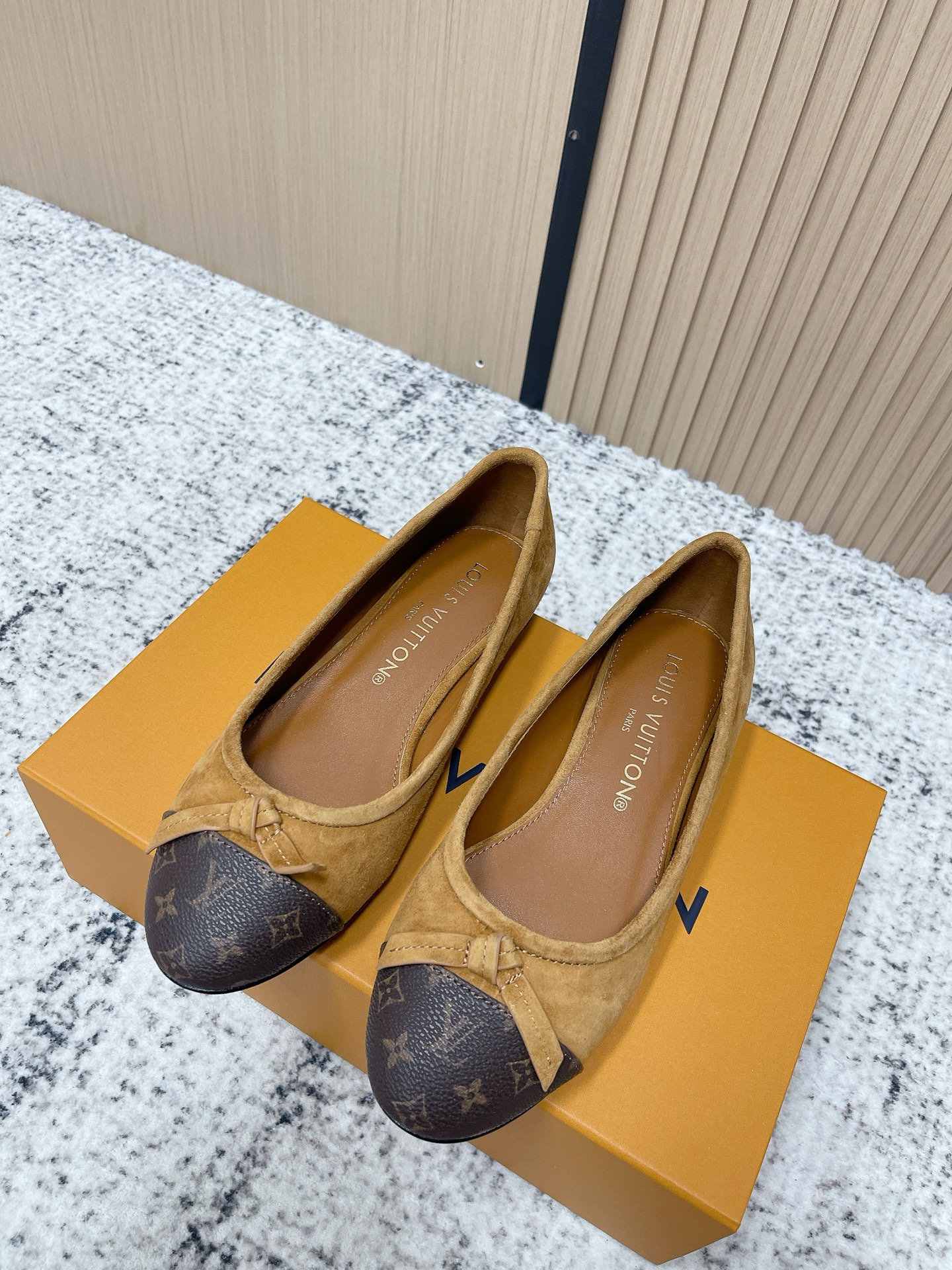NO:780220,The top version of LV Donkey Brand 26 Spring New Single Shoes Mary Jane Small Leather Shoes. The classic with fragrant fragrance - last-shaped versatile slim foot yyds. Three-dimensional and full shape, comfortable on the feet, full of aura, original leather surface, color matching and small bow design style, high-end and elegant, perfect details, dazzling and trendy. Upper cowhide surface, sheepskin surface, sheepskin lining, foot pads!  Italian leather outsole Size: 35-39 (40.41 customized), single shoes, louis vuitton, louis vuitton, mary jane, cowhide, sheepskin, sheep, Leather soles19860909顶级版本 LV 驴牌26春款 新款单鞋玛丽珍拼系小皮鞋 香里香气的经典-.-楦型百搭瘦脚yyds.造型立体饱满,上脚舒适 气场十足,原版皮面 拼色加小蝴蝶结设计风格 高级又优雅,细节完美 炫 潮. 鞋面牛皮面 羊猄面 羊皮里、垫脚！意大利真皮大底 Size: 35-39（40.41定做）,单鞋,louis vuitton,louis vuitton,mary jane,cowhide,sheepskin,sheep,Leather soles,Women's Shoes