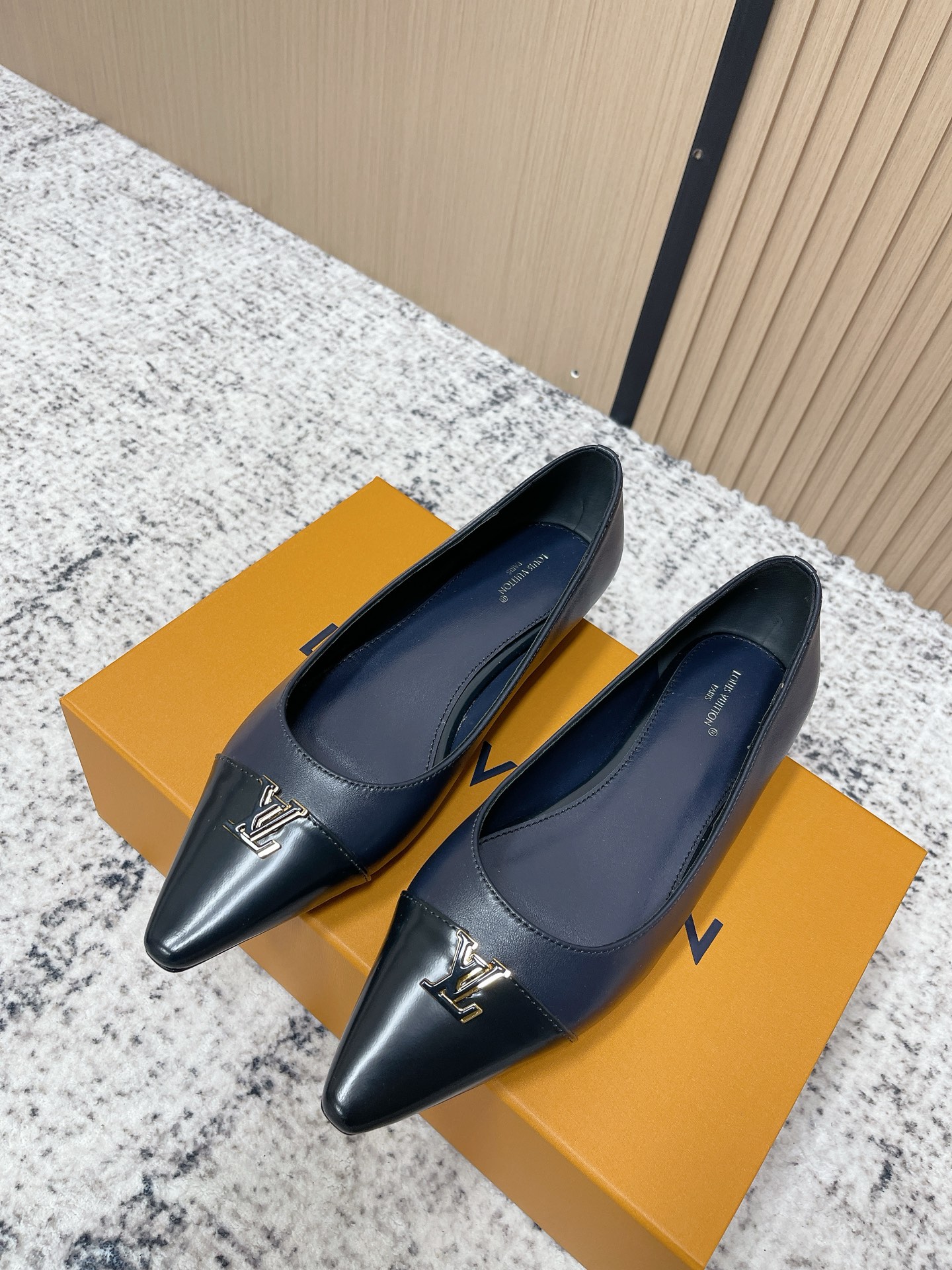 NO:780217,The top version of LV pointed-toe shoes | the three-step commuter style to become a god. Whose workplace DNA has been touched!  These pairs of pointed-toe shoes from LV are directly welded to the feet for 'exquisite and non-tiring feet'. They can be used for commuting, dating or dinner. They are the most needed shoes in the shoe cabinet. This pair of shoes is LV's evergreen model this year. The classic metal buckle + pointed toe design will never go out of style. Buy a pair and you can wear it for several years. The price-performance ratio is very good~ The upper is made of cowhide, and the lining is sheepskin, and the feet are padded!  Italian leather outsole Size: 35-39 (customized at 40.41), high-heeled shoes, louis vuitton, high heels, cowhide, sheepskin, Leather soles19860909顶级版本 LV尖头鞋|三步封神的通勤王炸款 是谁的职场DNA动了！LV这几双尖头鞋直接把“精致不累脚”焊在了脚上,通勤/约会/晚宴都能打,鞋柜里的刚需款就是它 这双鞋是LV今年的长青款,经典金属扣+尖头设计永不过时,买一双能穿好几年,性价比直接拉满～ 鞋面牛皮面 羊皮里、垫脚！意大利真皮大底 Size: 35-39（40.41定做）,高跟鞋单鞋,louis vuitton,high heels,cowhide,sheepskin,Leather soles,Women's Shoes