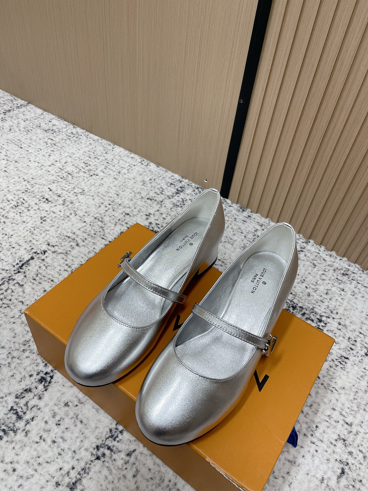 NO:780213,Top version LV Louis Vuitton 2026 Spring and Summer New Ruby Round Toe Logo Buckle High Heels Mary Jane Shoes Sandals This Romy high heels are made of real leather, showing a soft texture and neat appearance. The rounded toe exudes a feminine atmosphere, and the elastic back strap is easy to put on and take off. The leather covers a stable square heel and slim shoelaces, the latter embellishes LV  Twist decoration. Cute round toe shape with LV logo - exquisite and good-looking, thick heel, very comfortable to wear. Classic and versatile item!  Fabric calfskin lining/foot-padding sheepskin sole Italian imported genuine leather outsole Heel height 3.5cm Size35-41 (40 41 custom-made and non-returnable), sandals, louis vuitton, louis vuitton, sandals, mary jane, high heels, cowhide, sheepskin, Leather soles19860909顶级版本 LV 路易威登 2026 春夏新款 Ruby 圆头 logo带扣 高跟 玛丽珍 单鞋 凉鞋 本款Romy 高跟鞋取材真皮革,呈现柔软质感和利落外观.圆润鞋头流露柔美气息,弹力后带方便穿脱.皮革包覆平稳方跟和纤细鞋带,后者点缀LV Twist装饰.可爱的圆头造型搭配LV标志-精致又好看,粗跟脚感特别的好穿舒适.经典百搭单品！ 面料小牛皮 内里/垫脚羊皮 鞋底意大利进口真皮大底 跟高3.5cm Size35-41（40 41定做不退换）,凉鞋单鞋,louis vuitton,louis vuitton,sandals,mary jane,high heels,cowhide,sheepskin,Leather soles,Women's Shoes