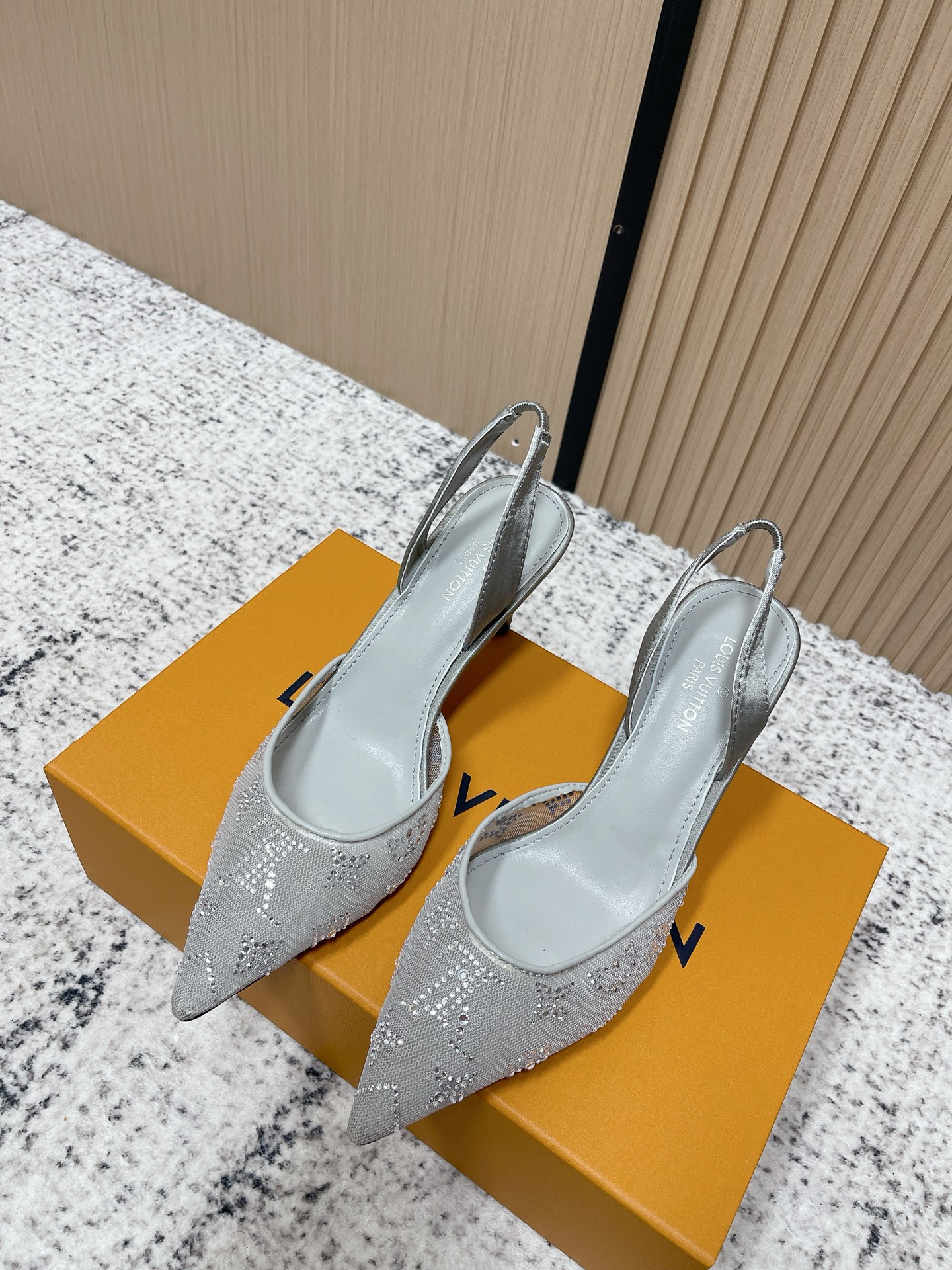 NO:780205,Purchasing level (with airplane case) LOUIS VUITTON Louis Vuitton LV GALA High Heels Mesh Diamond Face Fairy Shoes Mesh Hot Diamond Flat Shoes Bing...Bling...Mesh Crystal Diamond This model of Gala high heels has a mesh body embroidered with bright rhinestone Monogram patterns, making it an elegant choice suitable for night outings. The smooth lines of the upper complement the slender high heels. The delicate leather outsole is decorated with metal LV letters.  The upper is made of breathable mesh material. This material not only allows the foot to remain relatively breathable and comfortable when wearing it, but also makes the rhinestone decoration on the upper more eye-catching. The inner sheepskin fits the skin of the foot and improves the wearing comfort experience!  The pointed toe design can elongate the foot lines and make the feet look more slender and elegant. The flat bottom setting ensures the comfort when wearing and the convenience of walking. It is suitable for long-term daily wear or more formal and casual clothing styles. The upper is custom-made mesh with hot Australian rhinestones. The lining is sheepskin. The sole is Italian A-grade leather outsole. The heel height is 8.5cm. The size is 35-39 (40.41 is customized and non-refundable). High-heeled sandals, louis  vuitton,louis vuitton,louis vuitton,sandals,high heels,sheepskin,Leather soles19860909代购级（配飞机盒） LOUIS VUITTON 路易威登 LV GALA 高跟鞋网纱钻面仙女鞋网面烫钻平底单鞋Bing...Bling...网纱水晶钻 本款 Gala 高跟鞋为网格鞋身刺绣璀璨莱茵石Monogram 图案,成就适宜夜间出行的雅致之选.鞋面流畅线条与纤细高跟相得益彰.细腻 皮革外底装点金属LV 字母装饰. 鞋面采用了透气的网纱材质,这种材质不仅能让脚部在穿着时保持相对透气舒适,同时也让鞋面上的水钻装饰更加醒目亮眼；内里羊皮,贴合脚部肌肤,提升穿着的舒适体验！ 尖头的设计能够拉长脚部线条,让脚部看起来更加纤细优雅,平底的设定则保证了穿着时的舒适度与行走的便利性,适合日常长时间穿着或者搭配较为正式、休闲的服装造型. 鞋面定制网面镶烫澳洲水钻 内里垫脚羊皮 鞋底意大利A级真皮大底 跟高8.5cm 码数35-39（40.41定做不退换）,高跟鞋凉鞋,louis vuitton,louis vuitton,louis vuitton,sandals,high heels,sheepskin,Leather soles,Women's Shoes