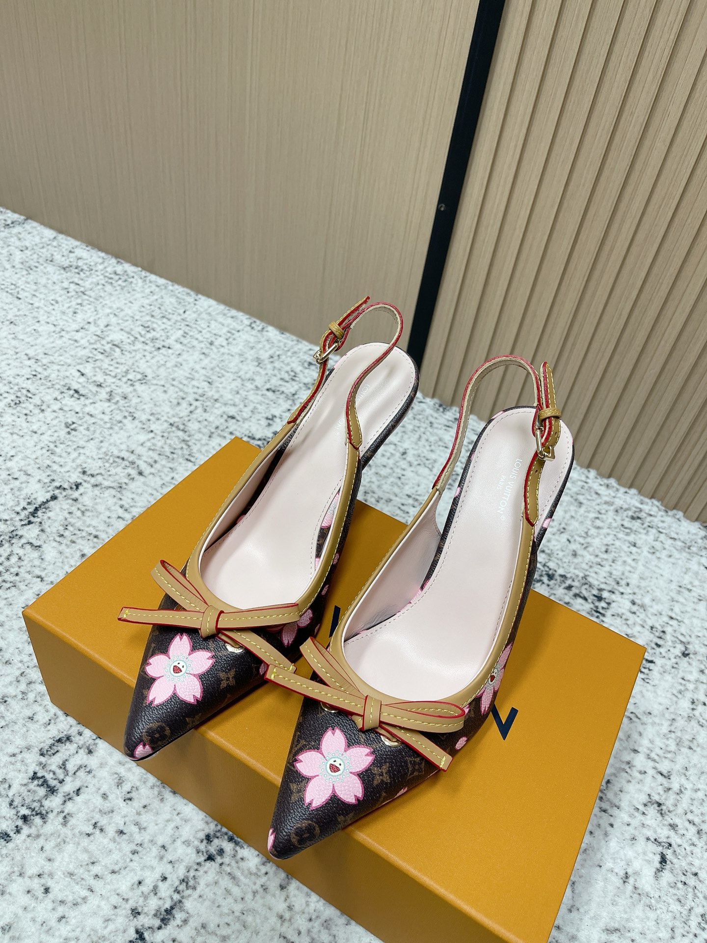 NO:780209,Top version Louis Vuitton Louis Vuitton 26ss early spring new style kitten heel bow single shoe Welding French elegance to the feet, perfect for commuting and dating. Who can resist a pair of high-heeled sandals with LV classic DNA engraved on them? The gold version with square toe and stiletto makes the legs longer in seconds. The aura and gentleness are directly enhanced. Classic presbyopia jacquard. Exquisite metal buckles are full of retro elegance. Details are directly ecstatic. Soft elastic insoles are not tired after long wear.  Multi-color contract for year-round wear, close your eyes and avoid stepping on thunder. Cowhide upper, goat leather lining, genuine leather outsole, size 35-41 (40 41 customized), high heels and sandals, louis vuitton, louis vuitton, louis vuitton, sandals, high heels, cowhide, sheepskin, gold, Leather soles19860909顶级版本 Louis Vuitton 路易威登 26ss早春新款 小猫跟蝴蝶结 单鞋  把法式优雅焊在脚上 通勤约会都封神 谁能拒绝一双把LV经典DNA刻满的高跟凉拖 方头 细跟的黄金版型 上脚秒变大长腿 气场与温柔感直接拉满 经典老花提花 精致金属扣 复古贵气感拉满 细节控直接狂喜 软弹鞋垫久穿不累 多色承包全年穿搭 闭眼入不踩雷 鞋面牛皮 内里山羊皮 大底真皮大底 码数35-41（40 41定做）,高跟鞋凉鞋,louis vuitton,louis vuitton,louis vuitton,sandals,high heels,cowhide,sheepskin,gold,Leather soles,Women's Shoes