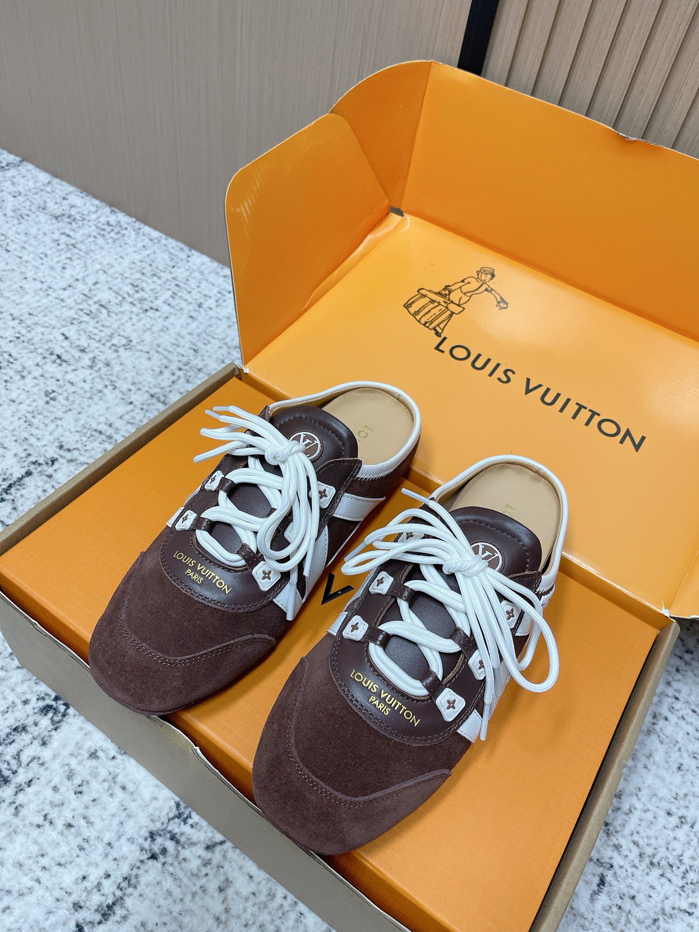 NO:780200,The top version of LV's latest Sneakerina series Mary Jane ballet sneakers, half slippers, ethics shoes, casual flat shoes, this style of LV Sneakerina ballet sneakers is made for summer, cleverly blending Monogram denim with tonal suede calfskin trim. The double shoelaces are accompanied by colorful Monogram flower hangings, adding a playful interest. Vibrant LV letters and rubber Louis Vuitton logo are cleverly decorated on the side, achieving the distinctive character of this trendy design. Fabric:  Original custom-made imported first-layer cowhide, original custom-made breathable mesh lining, original open-molded injection molded TPU material for soles, sole thickness 1.5CM19860909顶级版本 LV最新Sneakerina系列 玛丽珍 芭蕾运动鞋 半拖鞋 德训鞋 休闲 平底鞋 本款 LV Sneakerina 芭蕾运动鞋为夏日打造,将Monogram 丹宁布与同色调绒面牛皮革饰边巧妙相融.双鞋带伴以彩色 Monogram 花卉挂饰,平添俏皮意趣.侧面巧饰活力 LV 字母与橡胶路易威登标识,成就此潮流设计的鲜明特质 面料: 原版定制进口头层牛皮 内里原版定制透气网里 鞋底原版开模注塑TPU材质 底厚1.5CM Size: 女款35-39（40.41定做）,休闲鞋/运动鞋,louis vuitton,louis vuitton,mary jane,flats,sneakers,slippers,cowhide,Women's Shoes