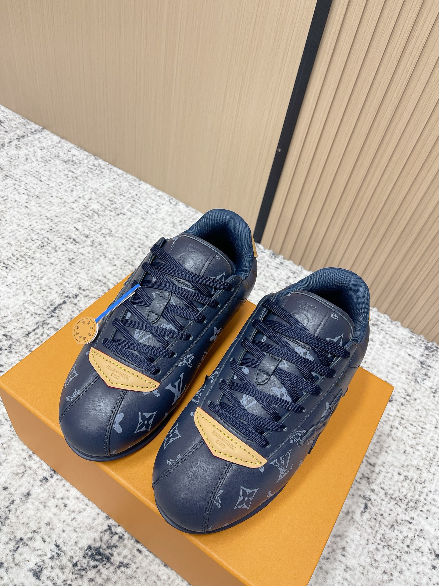 NO:780195,Top version!  Couple style men LV Louis Vuitton Fei Dong co-branded catwalk style Jigglypuff thick sole casual sneakers Forrest Gump shoes This series includes from simple style sneakers to eye-catching running shoes. LV stands out with its iconic thick sole and modern aesthetics, while other styles use luxurious suede, leather and canvas. Some sneaker designs are futuristic, emphasizing functionality and comfort, and moving towards sports-style luxury shoes. Fabric: Original custom-made first-layer cowhide lining  : Imported breathable mesh lining Sole : Original open mold non-slip TPU material Sole thickness 3CM Size : Women’s 35-40 / Men’s 39-46, casual shoes/sports shoes, louis vuitton, louis vuitton, sneakers, cowhide, chamois leather19860909顶级版本！情侣款男 LV路易威登 菲董 联名 走秀款 胖丁 厚底 休闲 运动鞋 阿甘鞋 此次系列包括从简约风格的运动鞋到引人注目的跑鞋.LV以其标志性的厚底和现代美学脱颖而出,而其他款式则采用了奢华的麂皮、皮革和帆布等材质.一些运动鞋设计富有未来感,强调功能性与舒适性,并向运动风格的奢华鞋履迈进 面料 : 原版定制头层牛皮 内里 : 进口透气网里 鞋底 : 原版开模防滑TPU材质 底厚 3CM Size : 女款35-40 / 男款39-46,休闲鞋/运动鞋,louis vuitton,louis vuitton,sneakers,cowhide,chamois leather,Women's Shoes
