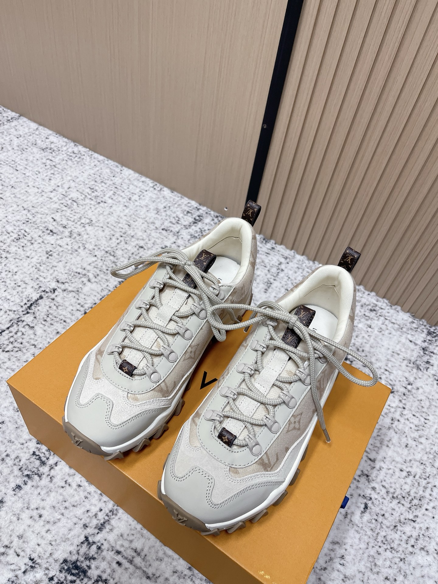 NO:780190,The top version of the latest LV hiking shoes 26ss! Special channel item! Impeccable quality! Texture visible to the naked eye! High-looking sports and leisure style, I think you will like it! You must feel its texture with your own hands and be amazed! The upper is imported and customized original cowhide, the lining is exclusively customized lambskin, the outsole is an exclusive private mold original mold outsole, the grip is very good! Size 35～40, casual shoes/sports shoes, louis  vuitton,sneakers,cowhide,sheepskin19860909顶级版本 LV登山鞋26ss最新款!特殊渠道单品!品质无可挑剔!肉眼可见的质感! 高颜值运动休闲风,我想你一定会喜欢!一定要亲手感受它的质感,惊叹! 鞋面进口定制原厂牛皮 内里独家定制小羊皮 大底独家私模原模具大底,抓地力非常好! size35～40,休闲鞋/运动鞋,louis vuitton,sneakers,cowhide,sheepskin,Women's Shoes