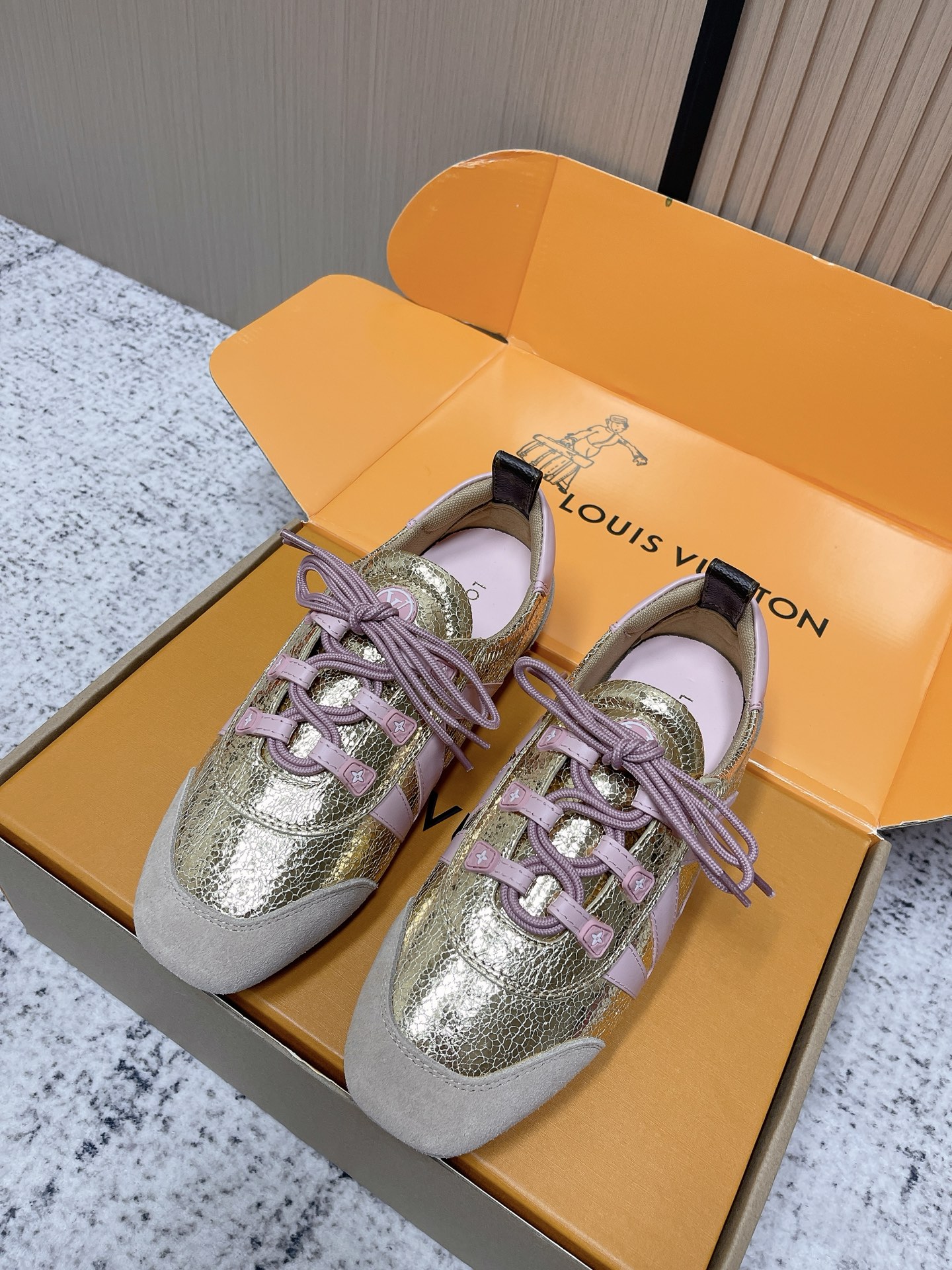 NO:780185,Top version Louis Vuitton Louis Vuitton spring and summer Sneakerina series ballet sneakers moral training shoes flat shoes three pairs of original purchased to develop perfect replica Sneakerina ballet style sneakers made of silky suede cow leather to create smooth lines, combining the light structure of ballet shoes with the comfortable texture of sneakers. The LV logo on the side and the Monogram canvas back strap are rich in details, Sacchetto craftsmanship and TPU outsoles upgrade the soft wearing experience!  Fabric: original customized imported cowhide/fabric, original customized breathable mesh lining, original molded injection TPU material for soles, Size: 35-39 (customized at 40.41), casual shoes/sports shoes, louis vuitton, louis vuitton, louis vuitton, louis vuitton, flats, sneakers, cowhide19860909顶级版本 Louis Vuitton路易威登驴牌春夏Sneakerina系列 芭蕾运动鞋 德训鞋 平底鞋 原版三对购入开发完美复刻Sneakerina 芭蕾风运动鞋以丝滑绒面牛皮革塑造流畅线条 兼具芭蕾舞鞋的轻盈构型和运动鞋的舒适质感.侧面 LV 标识和Monogram 帆布后袢带丰富细节,Sacchetto 工艺和 TPU 外底升级轻柔穿着体验！ 面料:原版定制进口牛皮 /布料 内里原版定制透气网里 鞋底原版开模注塑TPU材质 Size:35-39（40.41定制）,休闲鞋/运动鞋,louis vuitton,louis vuitton,louis vuitton,louis vuitton,flats,sneakers,cowhide,Women's Shoes