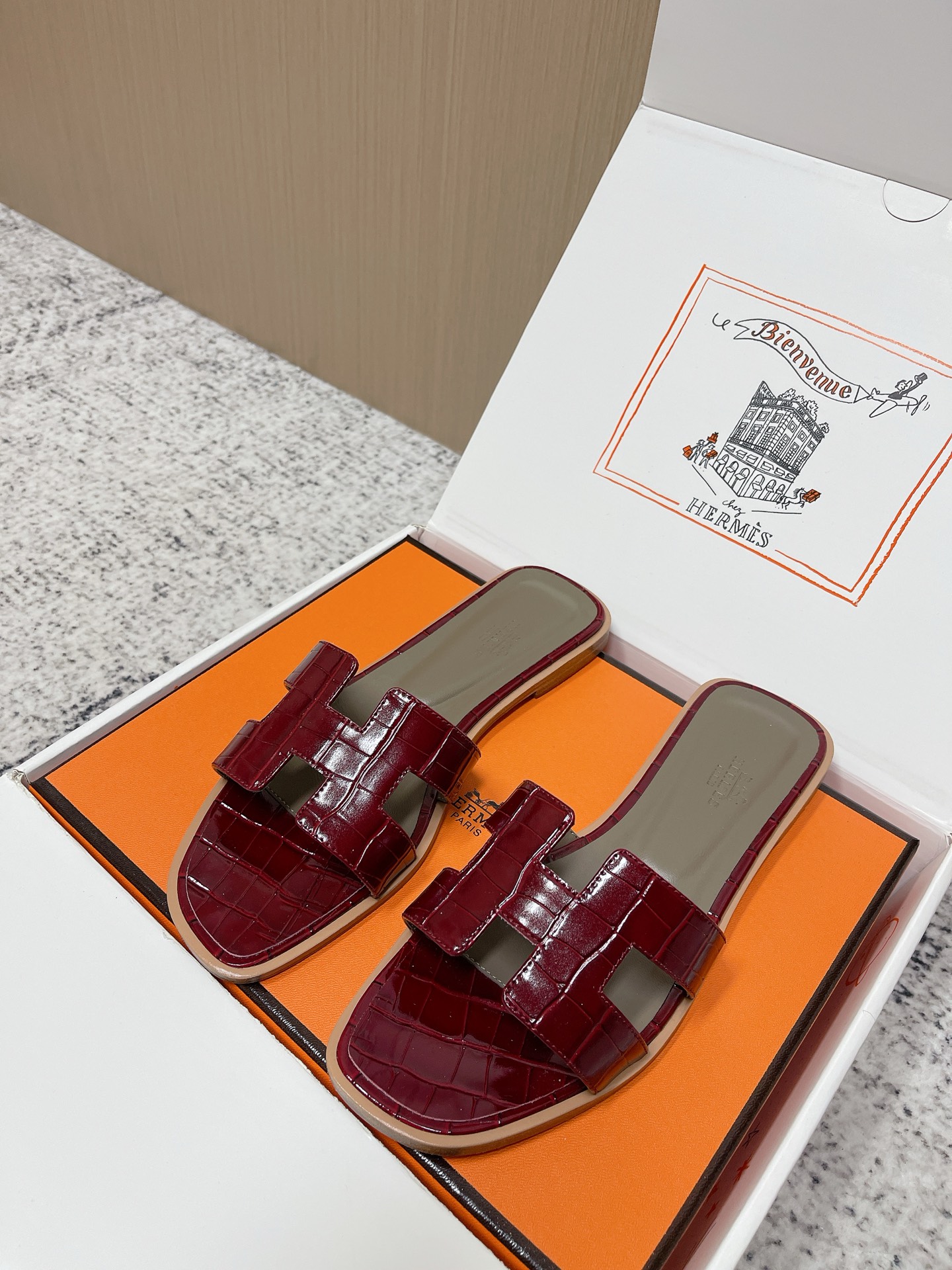 NO:780181,Top version (packaged in a synchronous airplane box on the official website) Hermes Spring and Summer Classic Thick Heel Flat H Slippers Classic H Slippers, a must-have style for every summer!  One of the must-have items on every girl’s wish list!  Whether it’s daily wear or traveling, it’s really stylish and doesn’t need to be too high!  All materials are directly original Italian Hermès materials!  The advantage of genuine Italian leather is that it feels very good, and while keeping the leather soft and delicate, it also makes the overall shoe very three-dimensional. How can I put it, the overall style is very stylish!  Don’t miss this classic model!  All raw materials Size#35-39 (40 41 42 customized, non-returnable), slippers, hermes, hermes, slippers19860909顶级版本（官网同步飞机盒包装） Hermes 爱马仕春夏经典款 粗跟 平底 H拖鞋 经典H拖,每个夏天必入的款式！每个女孩 愿望List必收款之一！日常穿搭,还是出去旅游什么的,真的逼格不要太高！ 所有材料都是直接意大利爱马仕材料原装！ 意大利正品的皮料的好处在于 手感特别好 并且在保持皮料柔软细腻的同时 又会让鞋子整体非常立体 怎么说呢 就是整体非常有型！这样的经典款遇到不要错过！ 全原材料 Size#35-39（40 41 42 订做不退换）,拖鞋,hermes,hermes,slippers,Women's Shoes