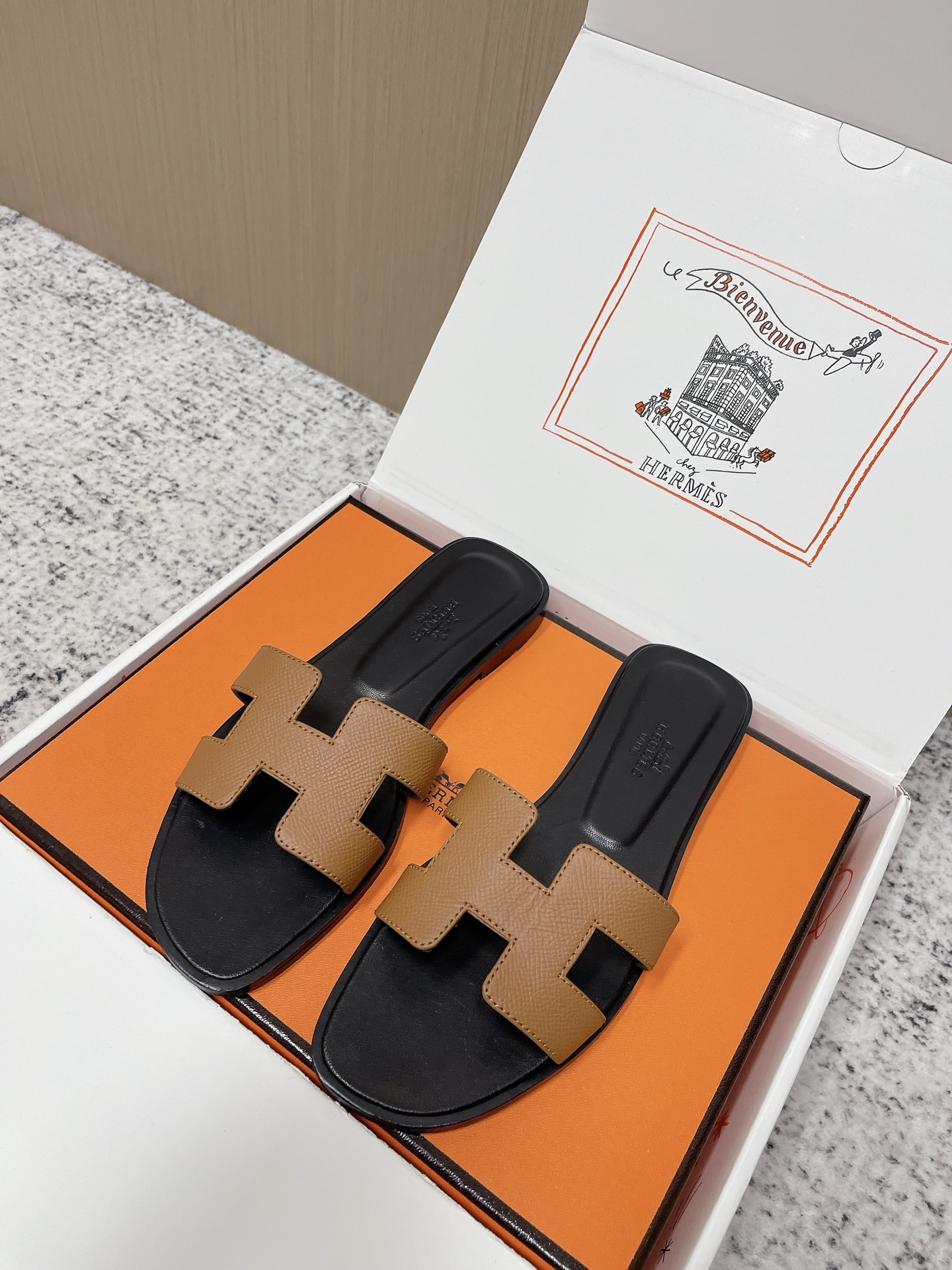 NO:780155,Top version (packaged in a synchronous airplane box on the official website) Hermes Spring and Summer Classic Thick Heel Flat H Slippers Classic H Slippers, a must-have style for every summer!  One of the must-have items on every girl’s wish list!  Whether it’s daily wear or traveling, it’s really stylish and doesn’t need to be too high!  All materials are directly original Italian Hermès materials!  The advantage of genuine Italian leather is that it feels very good, and while keeping the leather soft and delicate, it also makes the overall shoe very three-dimensional. How can I put it, the overall style is very stylish!  Don’t miss this classic model!  All raw materials Size#35-39 (40 41 42 customized, non-returnable), slippers, hermes, hermes, slippers19860909顶级版本（官网同步飞机盒包装） Hermes 爱马仕春夏经典款 粗跟 平底 H拖鞋 经典H拖,每个夏天必入的款式！每个女孩 愿望List必收款之一！日常穿搭,还是出去旅游什么的,真的逼格不要太高！ 所有材料都是直接意大利爱马仕材料原装！ 意大利正品的皮料的好处在于 手感特别好 并且在保持皮料柔软细腻的同时 又会让鞋子整体非常立体 怎么说呢 就是整体非常有型！这样的经典款遇到不要错过！ 全原材料 Size#35-39（40 41 42 订做不退换）,拖鞋,hermes,hermes,slippers,Women's Shoes