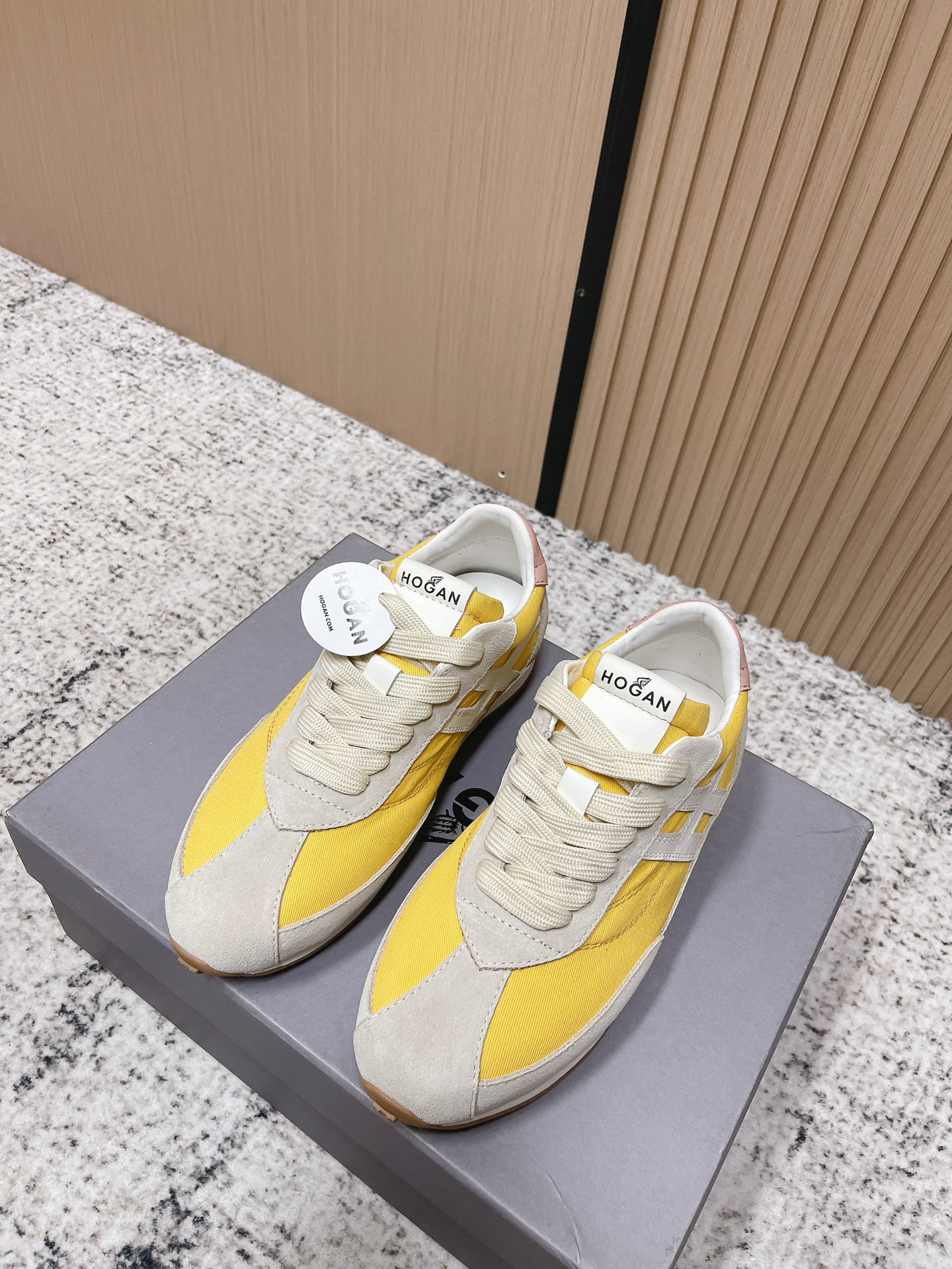 NO:786808,The top version of HOGAN Hogan's 2026 new rainbow candy series moral training shoes casual sports shoes. The new overall shoe shape has beautiful and dynamic lines, integrating different functional shoe parts into one. The front half is a running shoe design, and the back half adopts a shell-shaped heel design, making it a unique symbol of this shoe. The H logo is perfectly coordinated with the sole, and is wrapped with soft lines. The contrasting design of the outer contour enhances the sense of styling. The upper is cowhide, and the inner lining is cowhide.  Outsole material lP foamed beef tendon Size 35-40 (40 customized), casual shoes/sports shoes, hogan, loro piana, sneakers, cowhide19860909顶级版本 HOGAN 霍根2026新款彩虹糖系列德训鞋休闲运动鞋 全新整体鞋型线条优美且具动感,将不同功能的鞋身部分融合为一体前半部分是跑鞋设计,后半部分采用贝壳状鞋跟设计,使之成为此款鞋的独特标志.H标志与鞋底完美相协调,且包裹有柔和线条,外轮廓的撞色设计增强了造型感.鞋面牛皮,内里牛皮 大底材质lP发泡牛筋 码数 35-40（40定做）,休闲鞋/运动鞋,hogan,loro piana,sneakers,cowhide,Women's Shoes